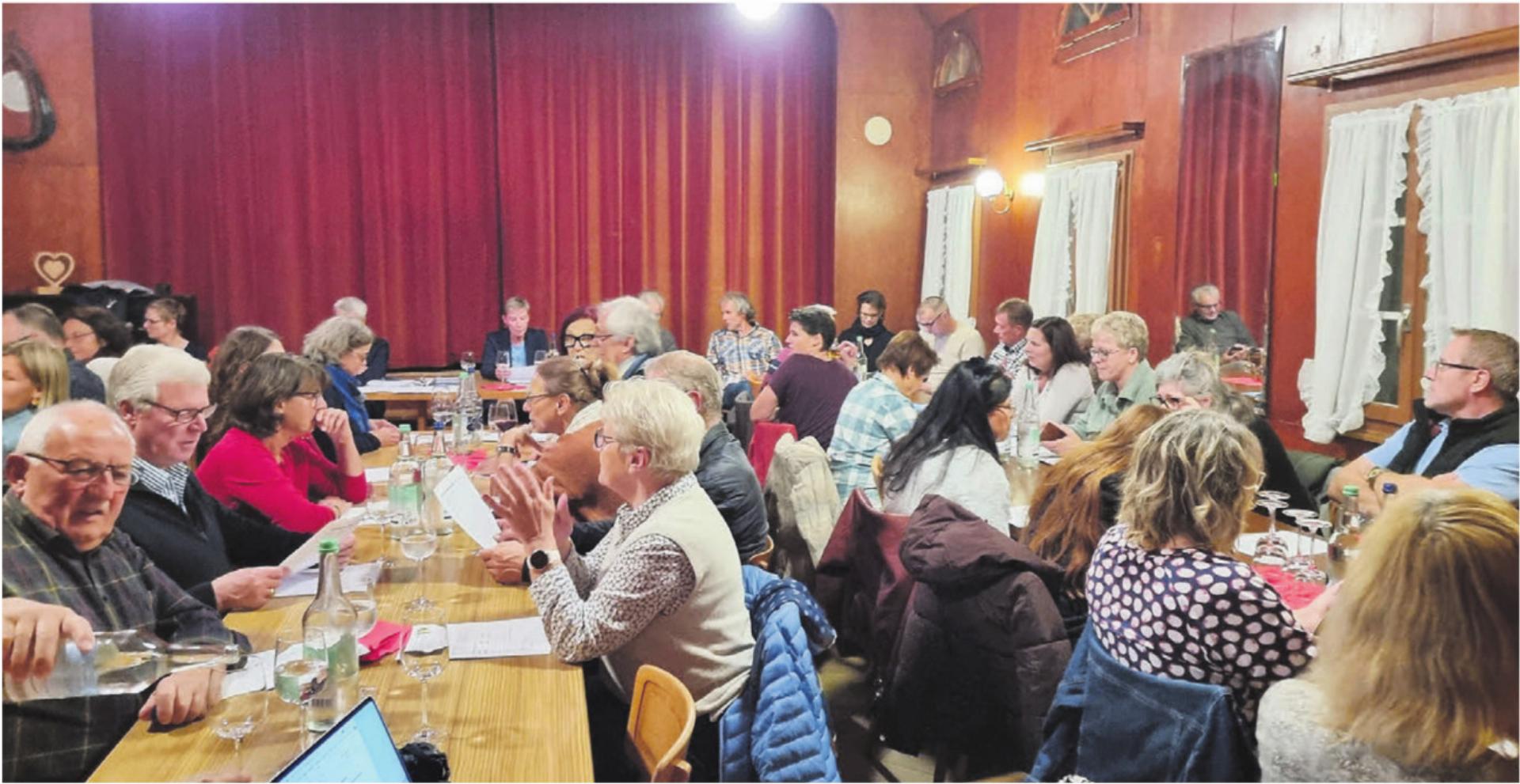 Sehr zur Freude des OK war der Aufmarsch an interessierten Vertreterinnen und Vertretern der Ortsvereine und Laienspielern gross. Der Rössli-Saal war voll. Bild: Verena Anna Wigger - Das Bild wird blockiert. – Möglicherweise durch einen aktiven Adblocker.