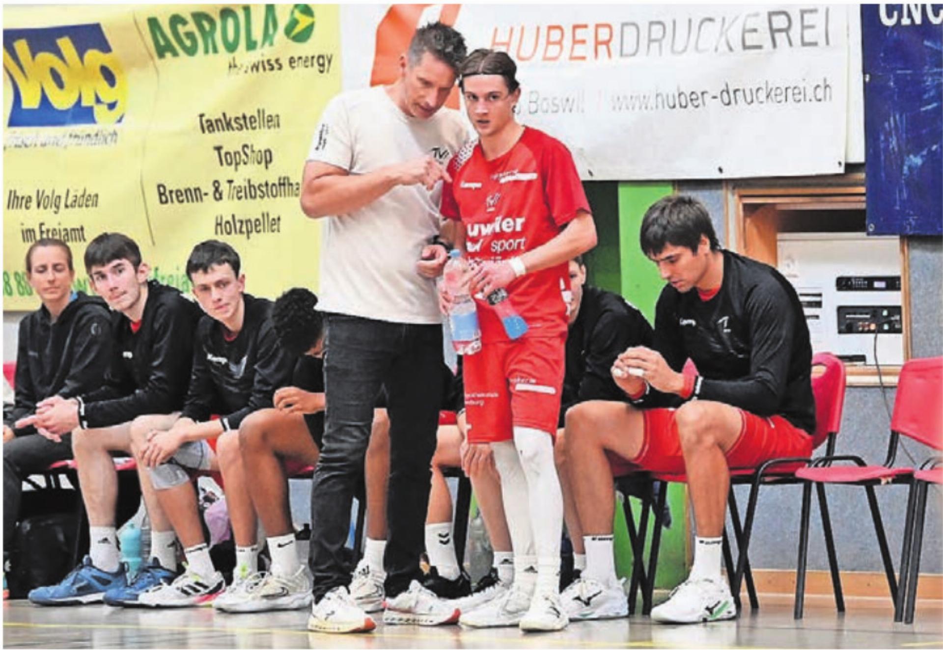 Trainer Björn Navarin (links) gibt Simon Hafner Anweisungen. Die Murianer haben zuletzt taktische Flexibilität bewiesen. Bild: tvm - Das Bild wird blockiert. – Möglicherweise durch einen aktiven Adblocker.