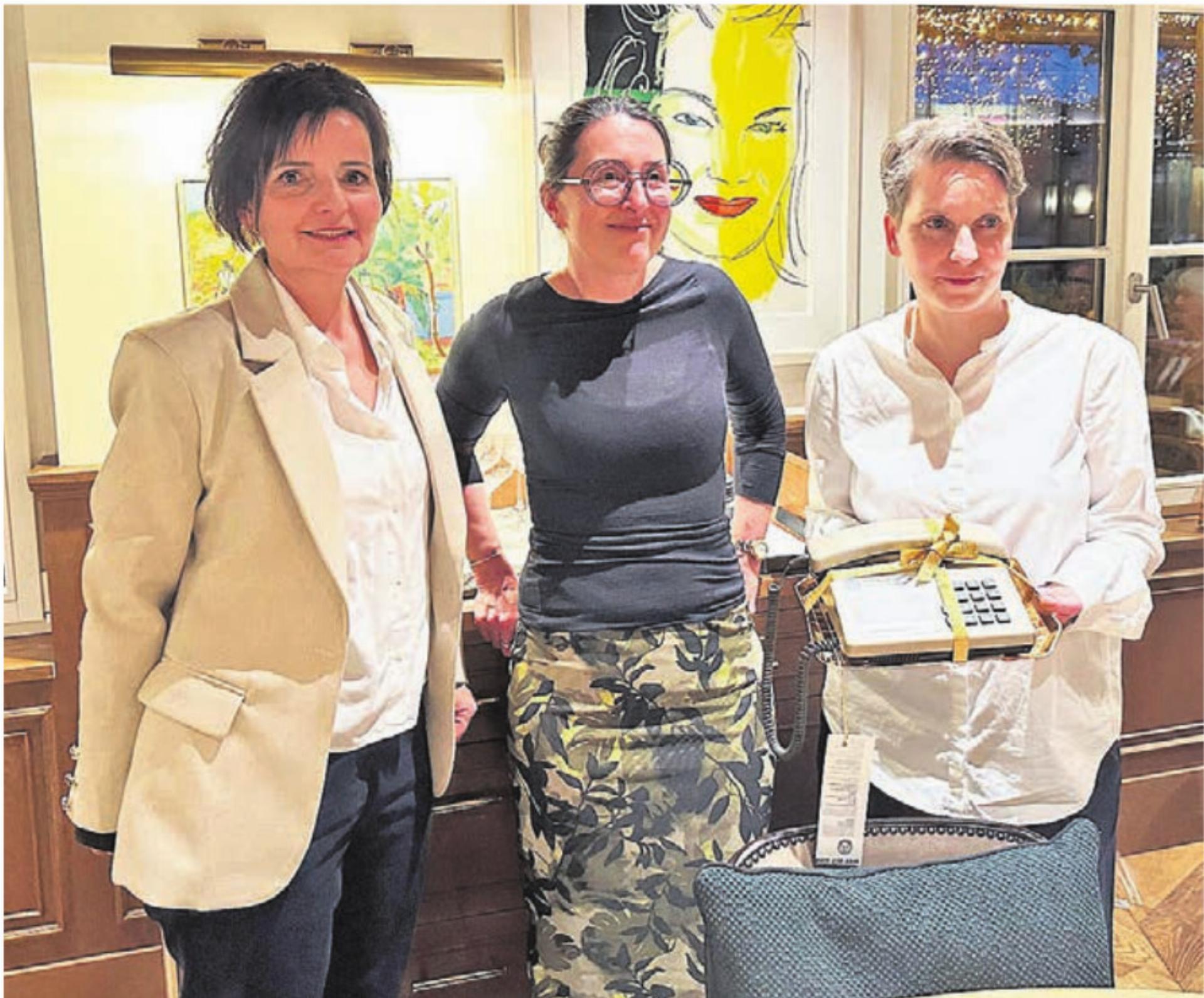 Feierliche Spendenübergabe in Bremgarten (von links): Andrea Saxer (SI Bremgarten-Freiamt), Manuela Luzio (SI Bremgarten-Freiamt), Susanne Muth (Die Dargebotene Hand). Bild: zg - Das Bild wird blockiert. – Möglicherweise durch einen aktiven Adblocker.
