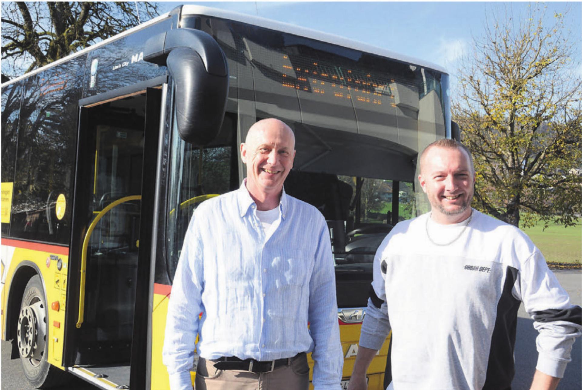 Geschäftsführer Adrian Geissmann (links) freut sich, dass der jetzige Fahrdienstleiter Pascal Studer von PostAuto Schweiz mit der Leitung des Standorts Hägglingen beauftragt wurde. Bilder: Chregi Hansen / zg - Das Bild wird blockiert. – Möglicherweise durch einen aktiven Adblocker.
