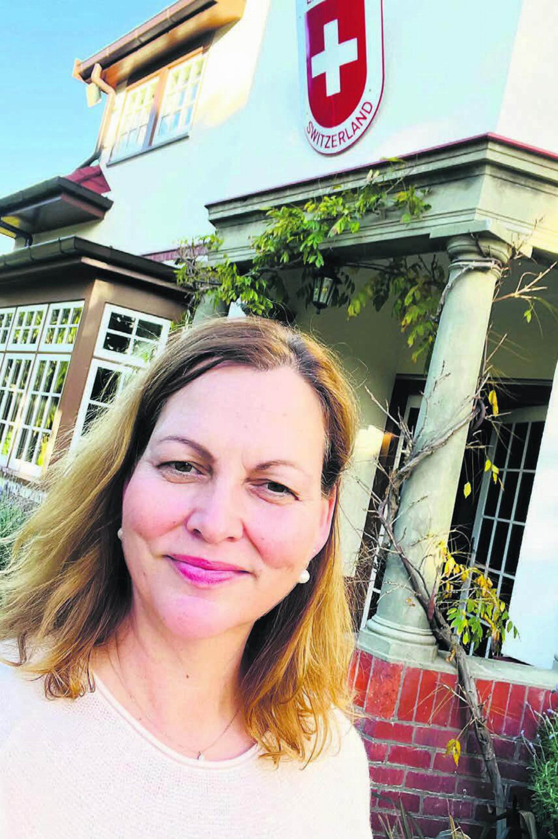 Ein Schweizer Zuhause in 18 000 Kilometern Entfernung. Bernadette Vavricka-Michel vor der Schweizer Botschaft in Neuseelands Hauptstadt Wellington. Bilder: zg