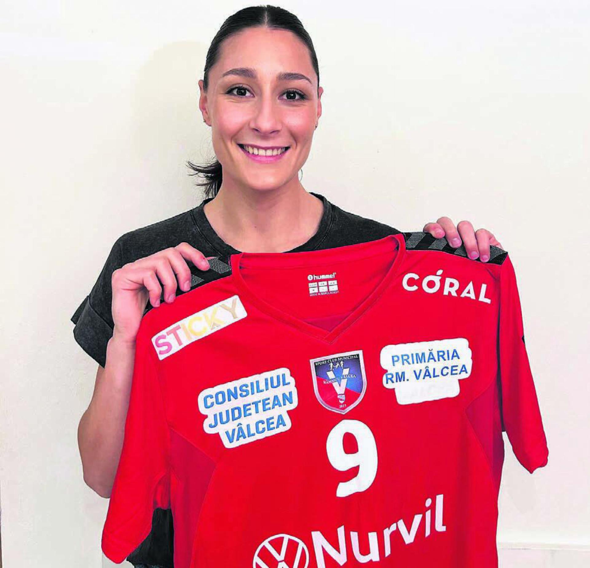 Daphne Gautschi präsentiert ihr neues Trikot ihres Teams in Rumänien. Bild: pd