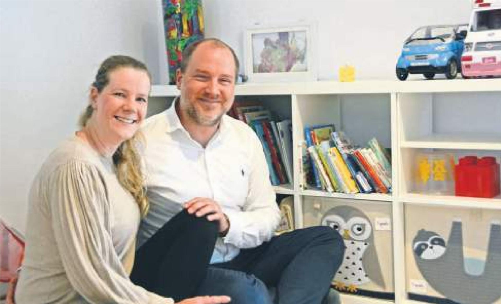 Maja und Nicolai Lütschg wünschen sich, dass der Gemeinderat Hägglingen in Sachen Tagesstrukturen über die Bücher geht. Davon profitieren dann nicht nur die eigenen, sondern alle Kinder des Dorfes. Bild: Chregi Hansen