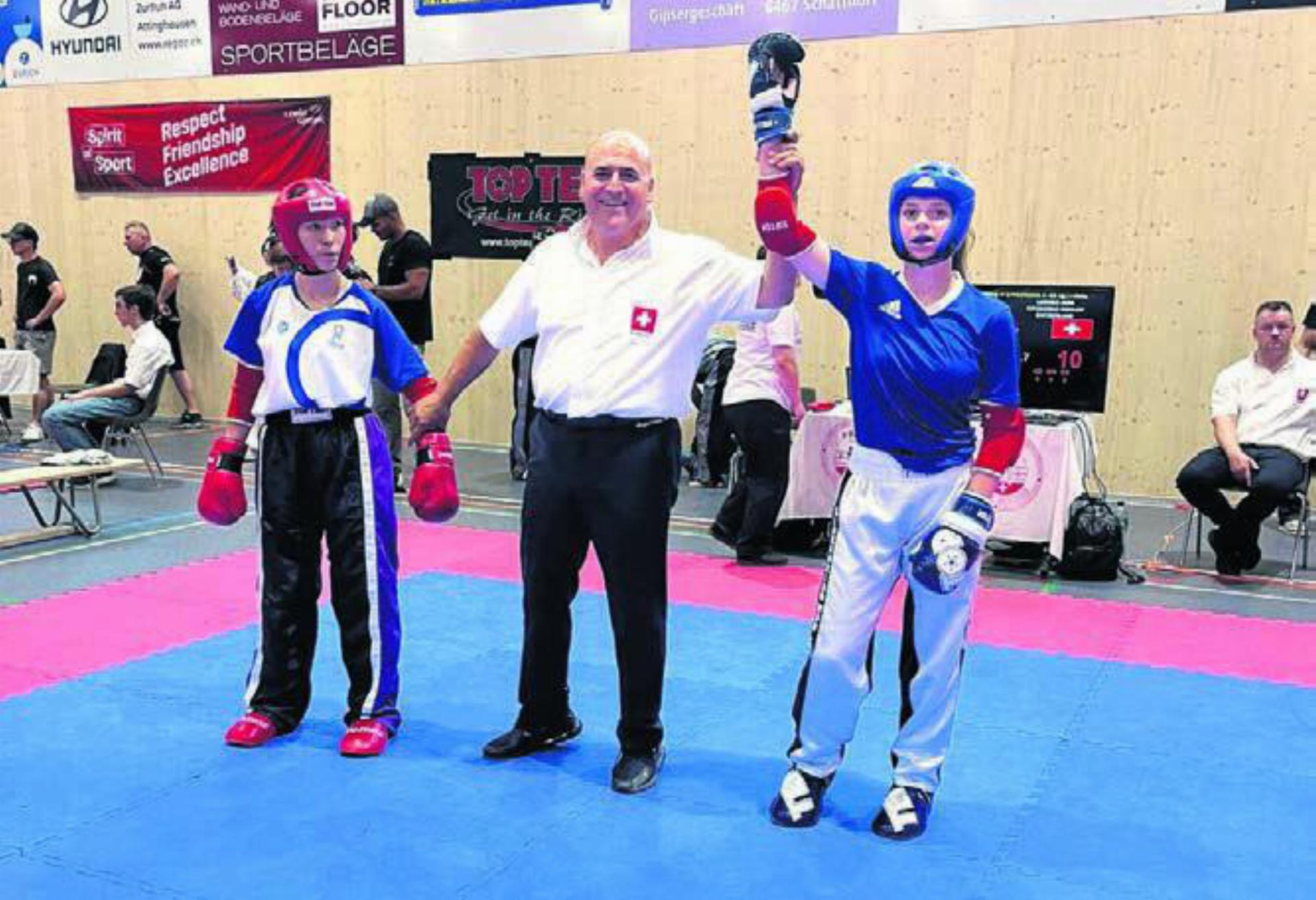 Die Sarmenstorferin Jana Luongo (rechts) feiert einen ihrer Siege. Insgesamt gewann das Mitglied von Kickboxing Wohlen in drei Kategorien. Bild: zg