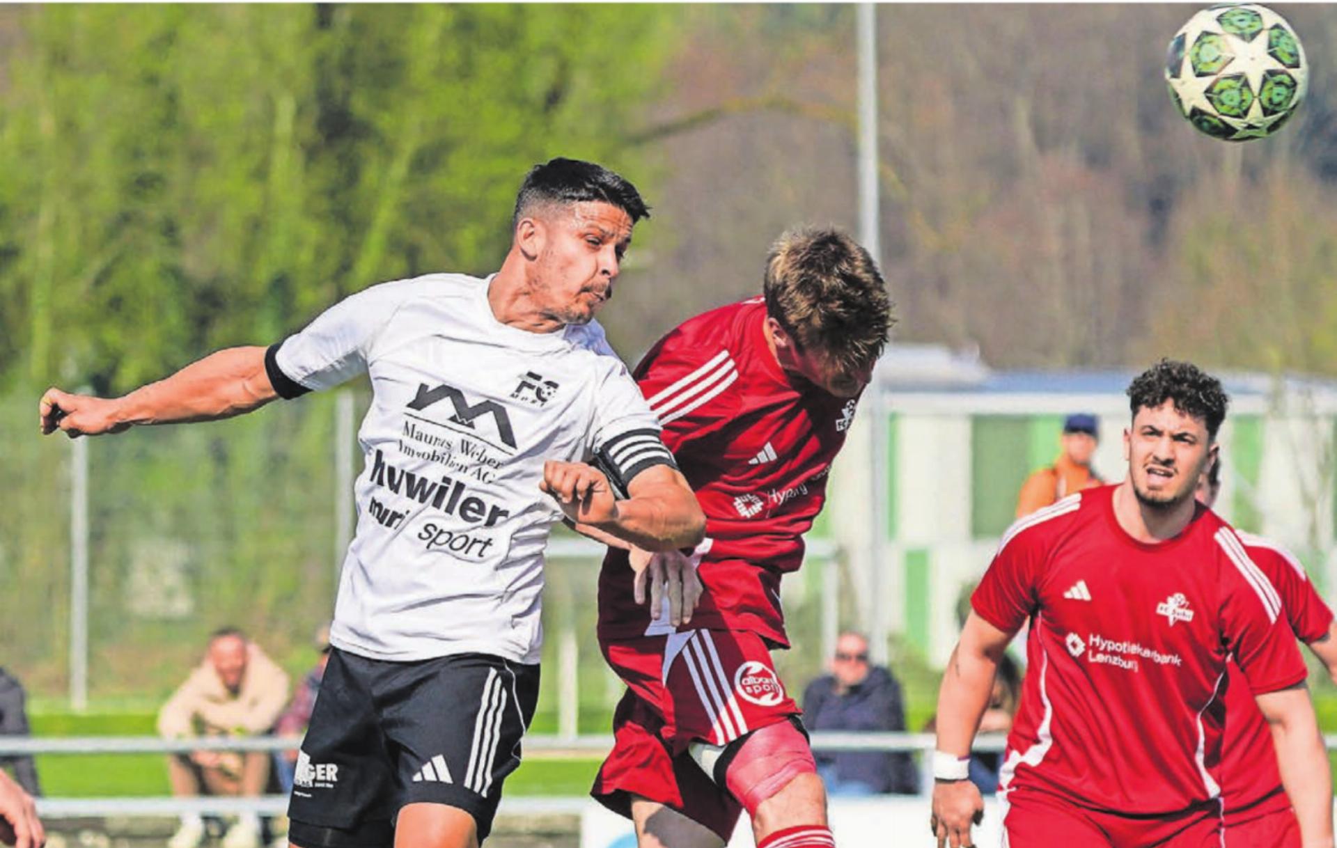 Wumms. 2:0. Simone Parente wuchtet den Ball nach einer halben Stunde ins Netz und erzielt bereits sein zweites Tor in diesem Spiel. 
Bild: Andy Müller - Das Bild wird blockiert. – Möglicherweise durch einen aktiven Adblocker.
