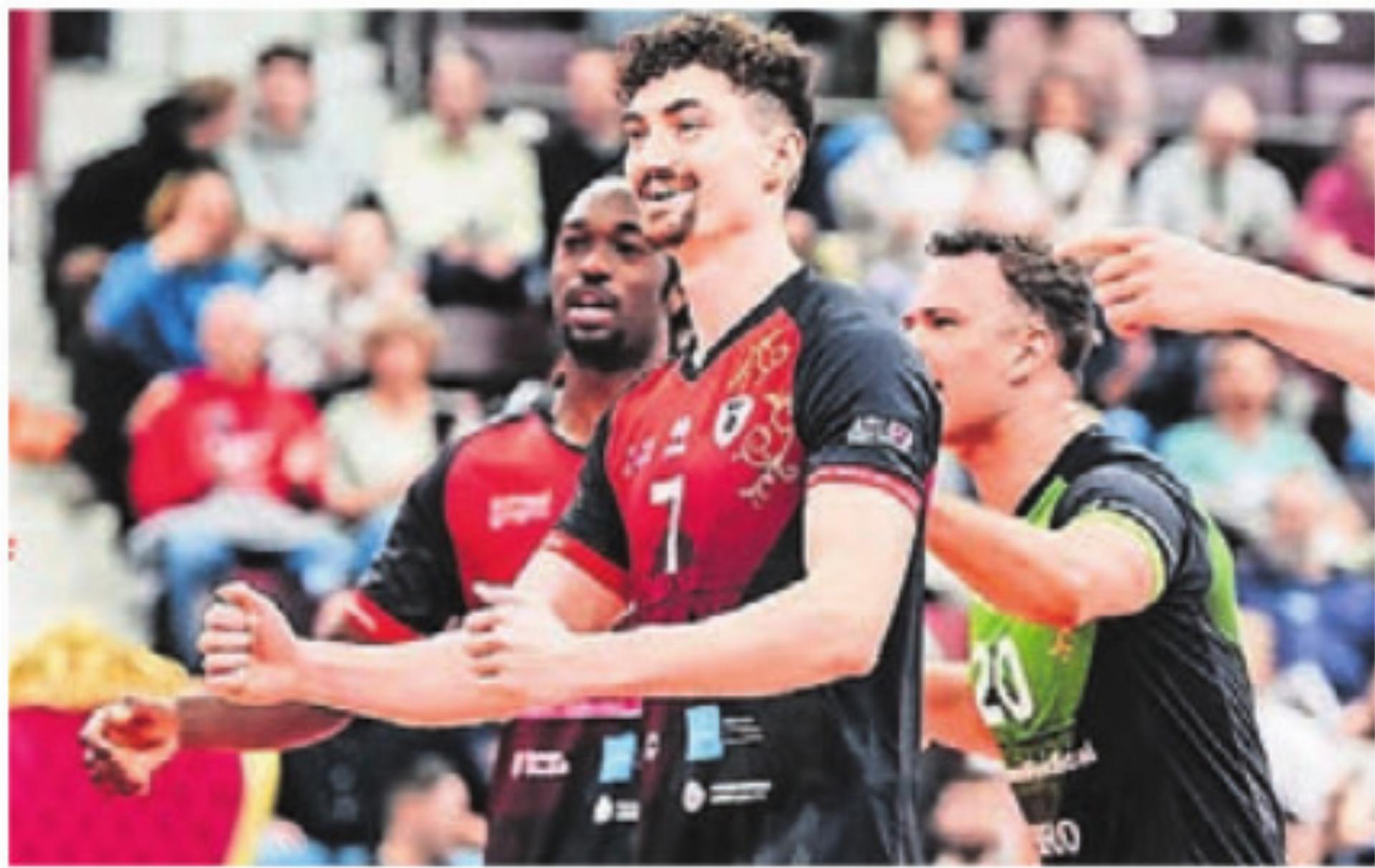 Tim Köpfli (Mitte) hat allen Grund zur Freude. Bild: @lars_bilder (Instagram) - Das Bild wird blockiert. – Möglicherweise durch einen aktiven Adblocker.