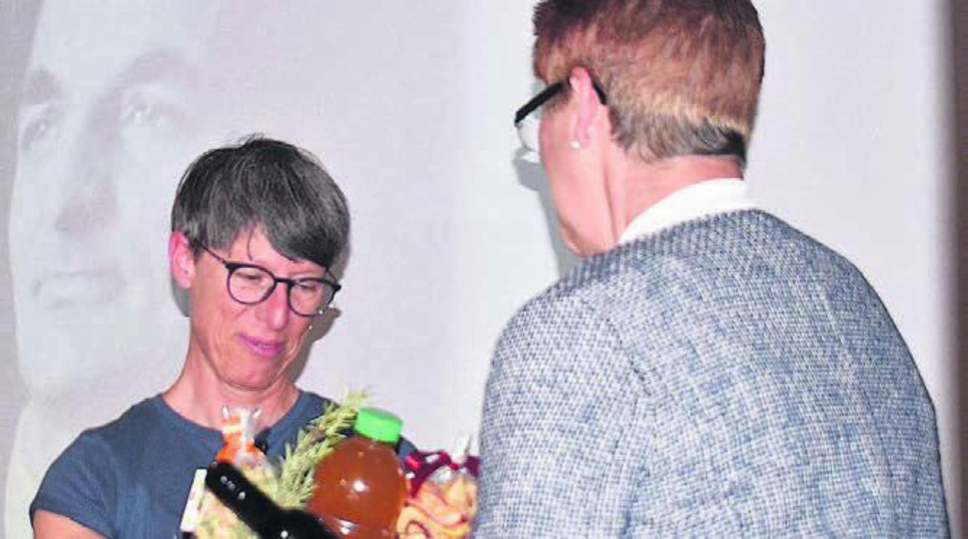 Rita Brem (rechts) überreichte der Referentin Dagmar Philipp ein Körbchen voller Köstlichkeiten aus Oberwil-Lieli. Bild: zg