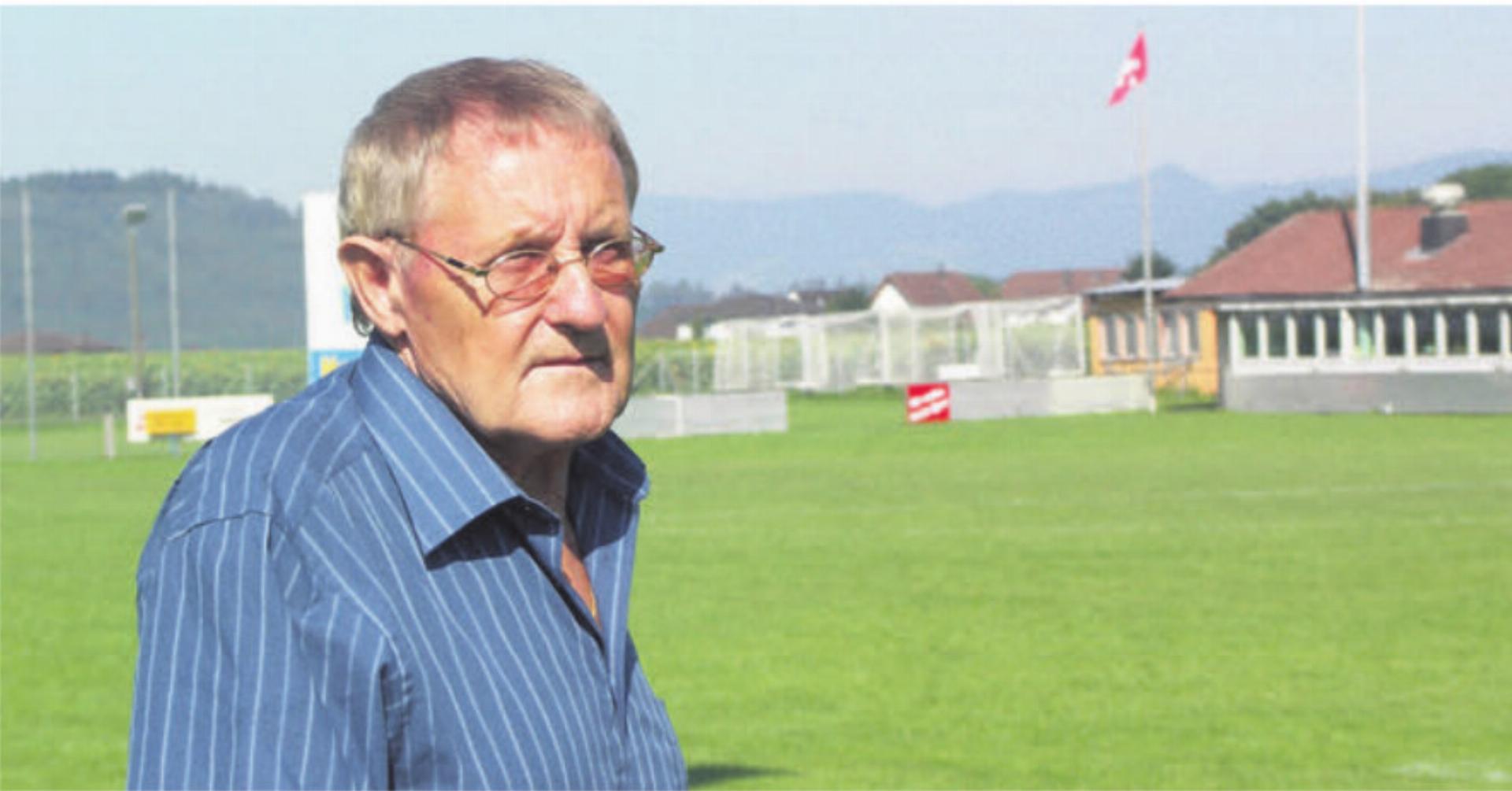 Ernst Geissmann auf seiner geliebten Zinsmatten, der Heimat des FCH. Bild: Archiv/dm - Das Bild wird blockiert. – Möglicherweise durch einen aktiven Adblocker.