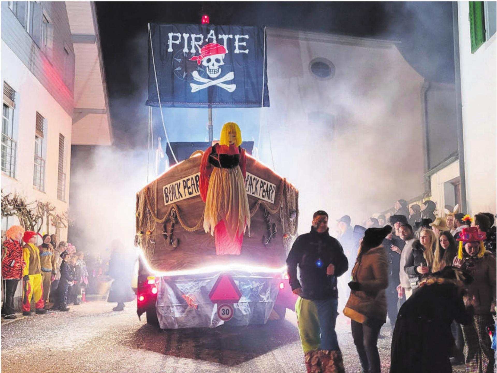 Es ist immer wieder ein besonderes Erlebnis, wenn sich die grossen Fasnachtswagen durch die engen Strassen schlängeln. In zwei Wochen ist es in Hägglingen wieder so weit. Bild: Archiv - Das Bild wird blockiert. – Möglicherweise durch einen aktiven Adblocker.