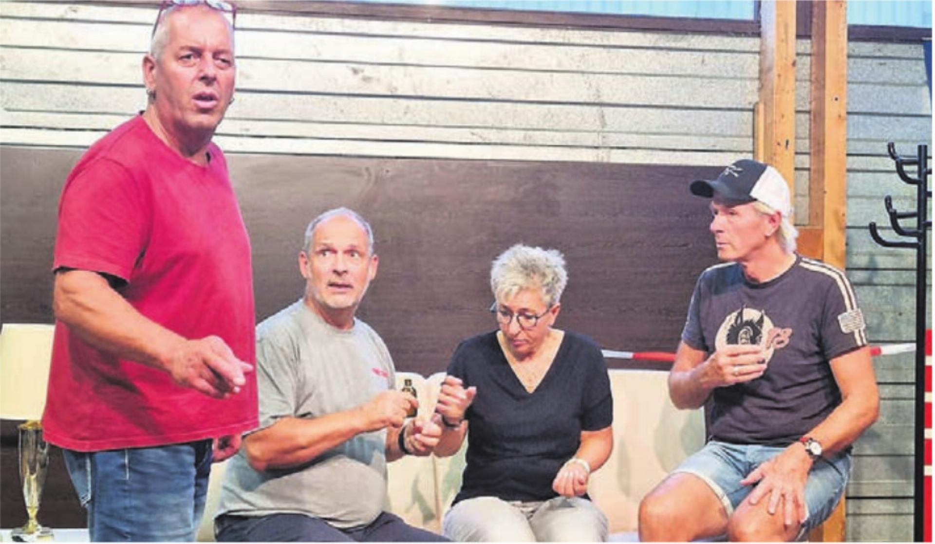 Sie proben für amüsante Theaterabende: (v. l.) Dieter Oberli, Rolf Brunold, Heidi Gisi und Marcel Forrer. Bild: zg - Das Bild wird blockiert. – Möglicherweise durch einen aktiven Adblocker.