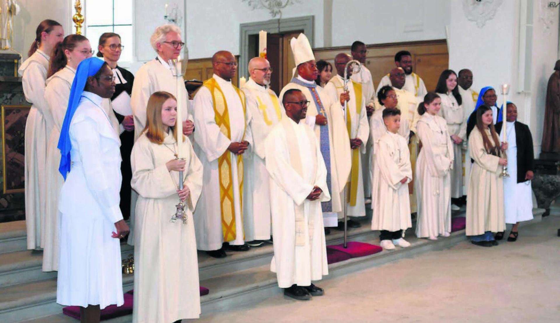 Er stand im Mittelpunkt des multikulturellen Gottesdienstes: Kardinal Peter Ebere Okpaleke aus Nigeria (Mitte). Bilder: Stefan Treier