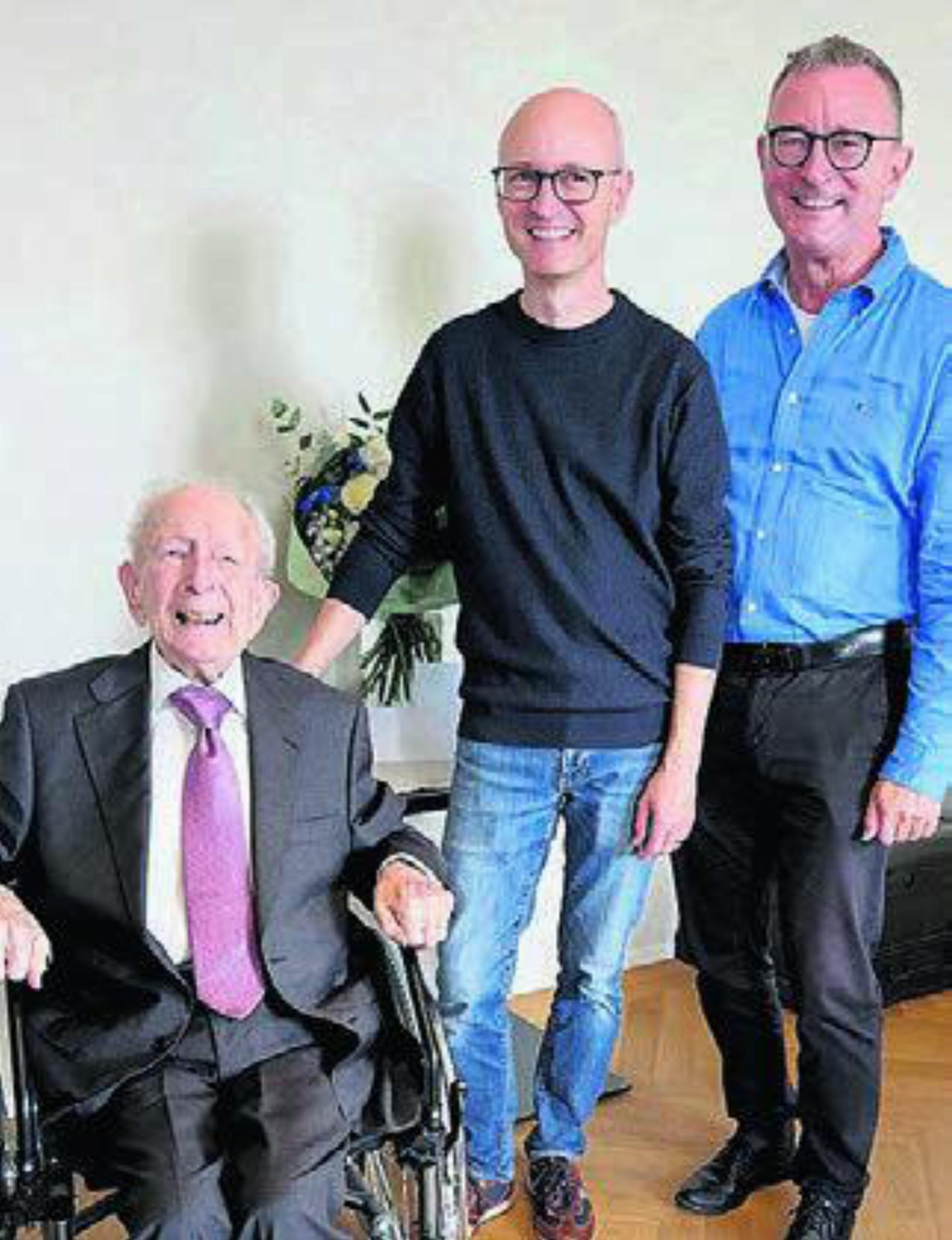 Vizeammann Yves Moser (Mitte) und Gemeindeammann Daniel Schüepp gratulierten Joseph Meier-Gschwend. Bild: gk