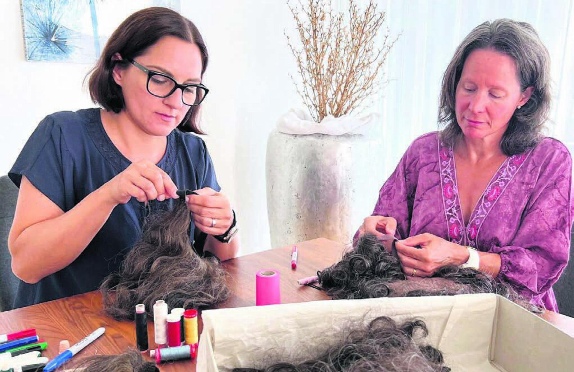 Die Reinigung der Barthaare gehört ebenfalls zu den Arbeiten des Vereins. Auch hier sind Freiwillige am Werk. Bild: zg - Das Bild wird blockiert. – Möglicherweise durch einen aktiven Adblocker.