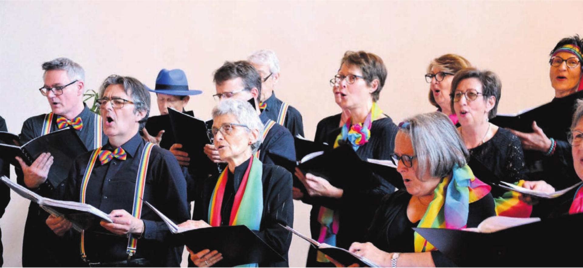 Farbenfroh und motiviert präsentierten sich die Sängerinnen und Sänger. Bild: Albert Schumacher - Das Bild wird blockiert. – Möglicherweise durch einen aktiven Adblocker.