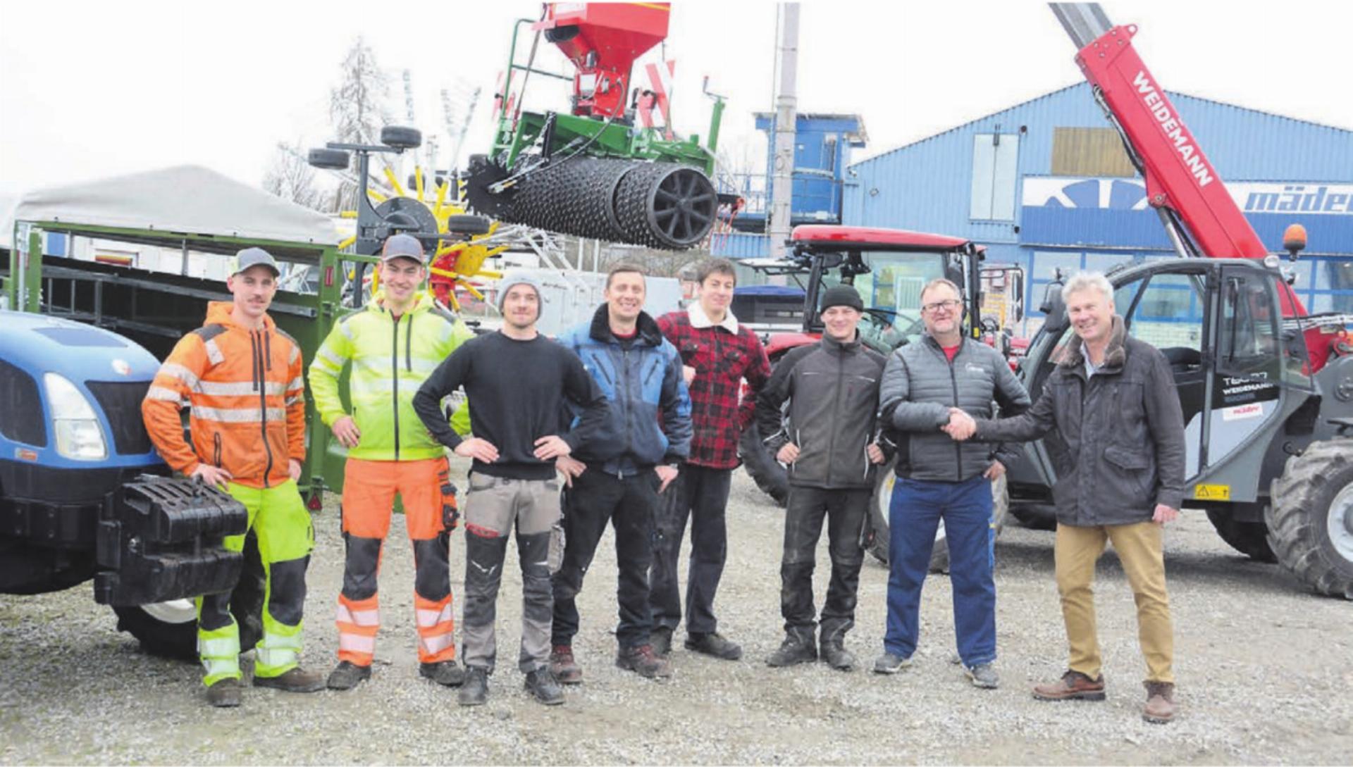 Rund 6000 Besucher werden erwartet, die Vorbereitungen auf die Ausstellung laufen darum bereits auf Hochtouren: Geschäftsleiter Rolf Mäder und Verkaufsleiter Ralf Meier (von rechts) mit einem Teil des Teams.
Bild: Chregi Hansen - Das Bild wird blockiert. – Möglicherweise durch einen aktiven Adblocker.