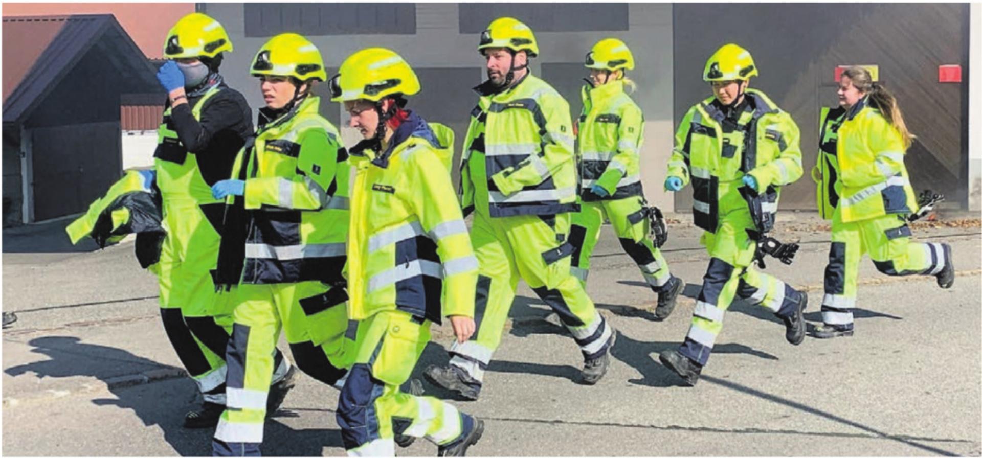 Die Sanitäter rennen zum Einsatzort. Bild: gum - Das Bild wird blockiert. – Möglicherweise durch einen aktiven Adblocker.