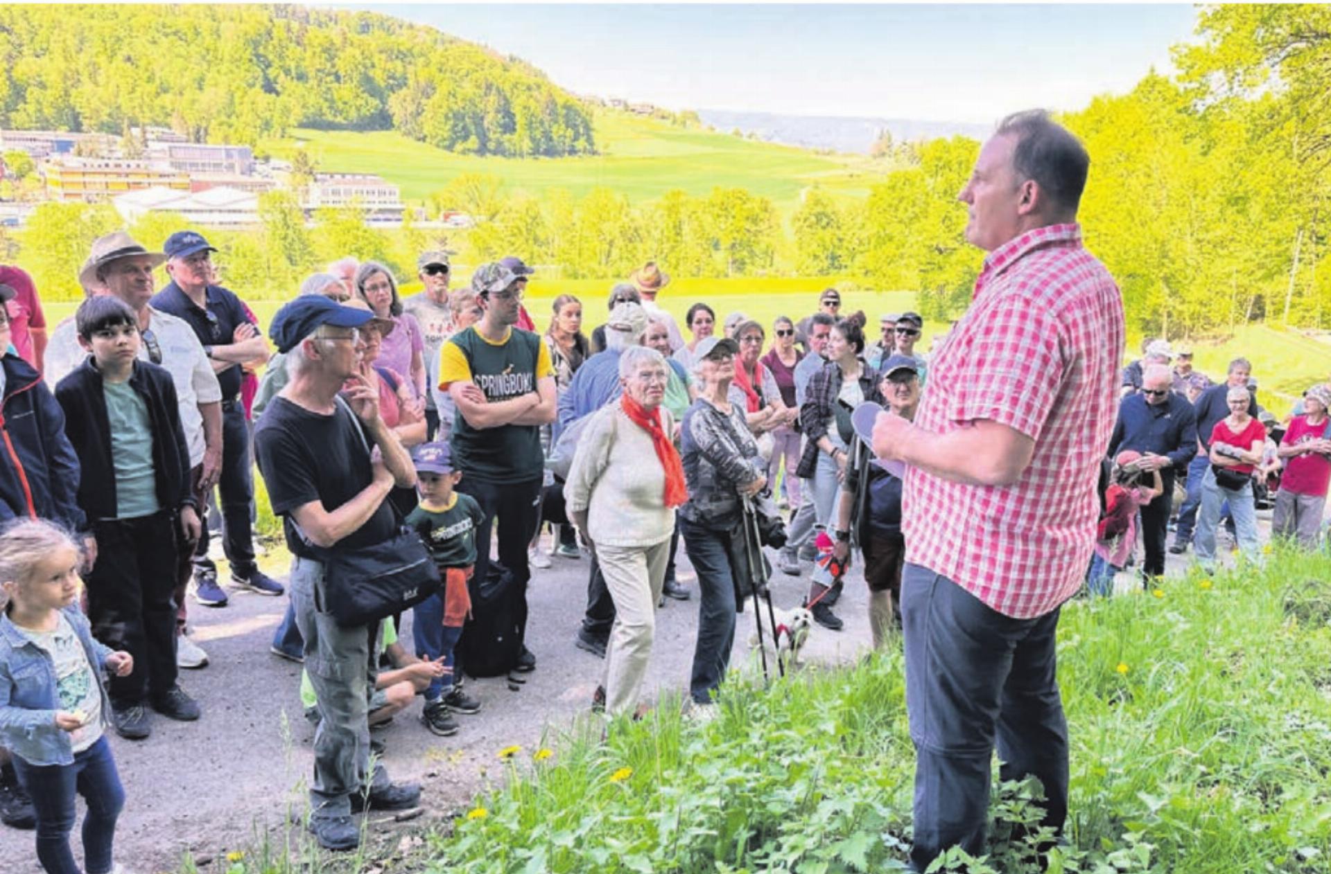 Revierförster Christoph Schmid (rechts) konnte viele Interessierte am diesjährigen Waldumgang begrüssen. Bilder: it - Das Bild wird blockiert. – Möglicherweise durch einen aktiven Adblocker.