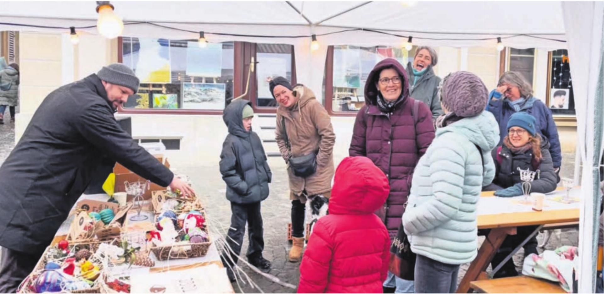 Vor einem Jahr kam die Baumschmuck-Auktion gut an. «Nur das Wetter hätte besser sein dürfen», erinnert sich Biggi Winteler vom Verein Fachgeschäfte Altstadt Bremgarten. Sie hofft, dass am kommenden Sonntag dieses nun stimmt. Bild: zg - Das Bild wird blockiert. – Möglicherweise durch einen aktiven Adblocker.