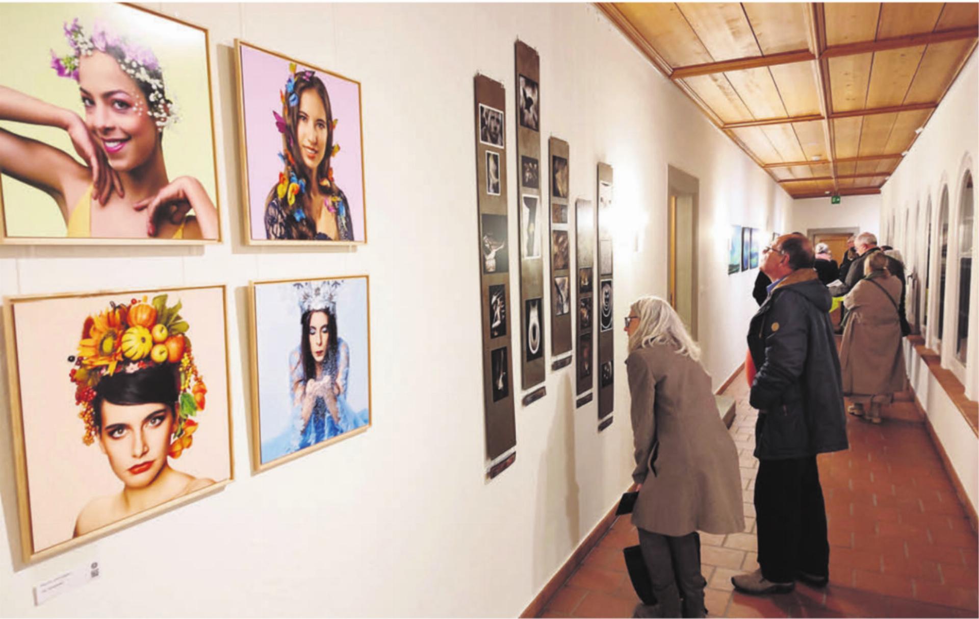 Die Gänge des Klösterli füllen sich an der Vernissage mit staunendem Publikum. Bild: Gianna Schläpfer