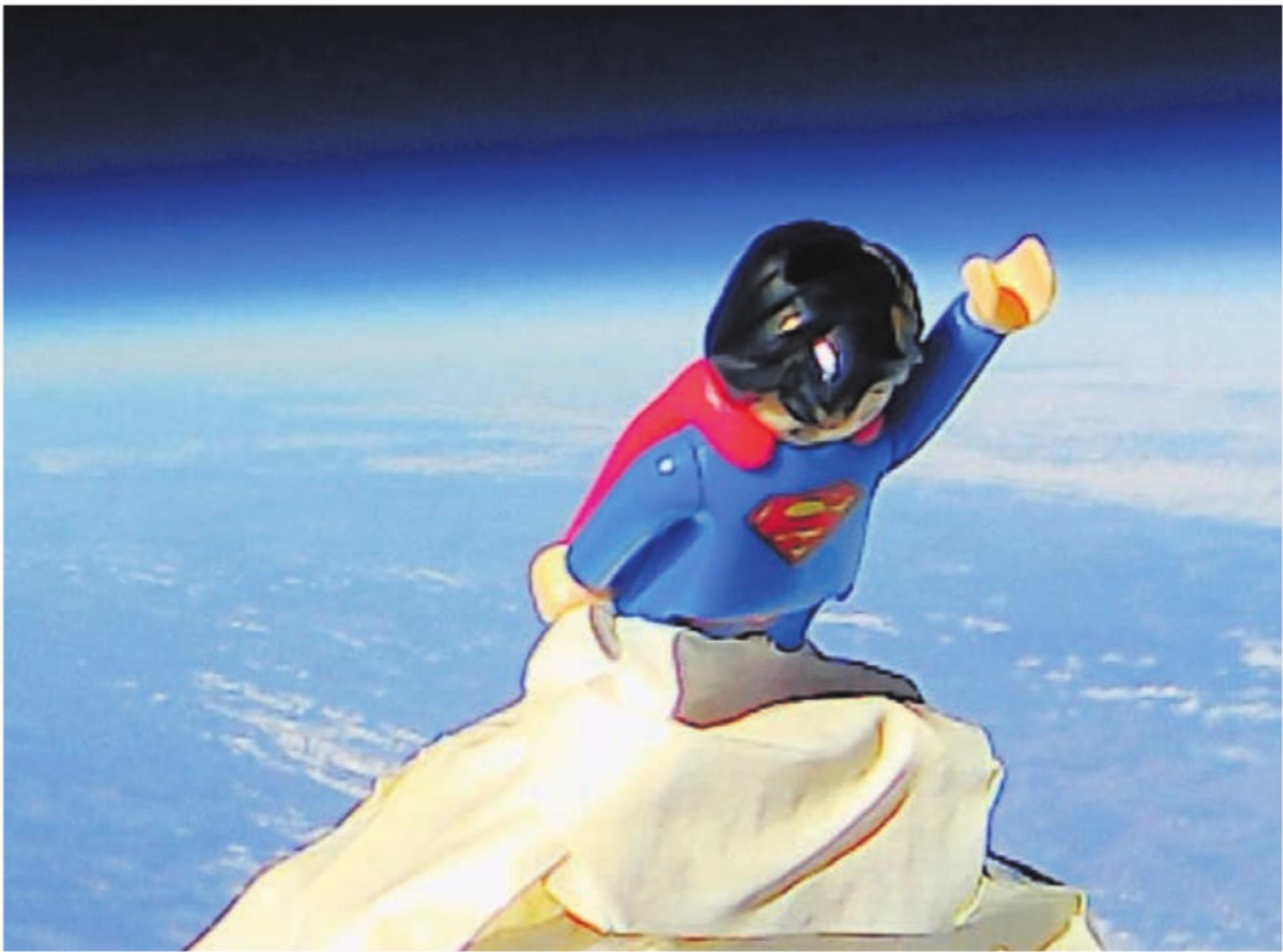 Ein «Bremgarter Superman» im All. Möglich machte das die Bezirksschule Bremgarten. Bild: zg - Das Bild wird blockiert. – Möglicherweise durch einen aktiven Adblocker.