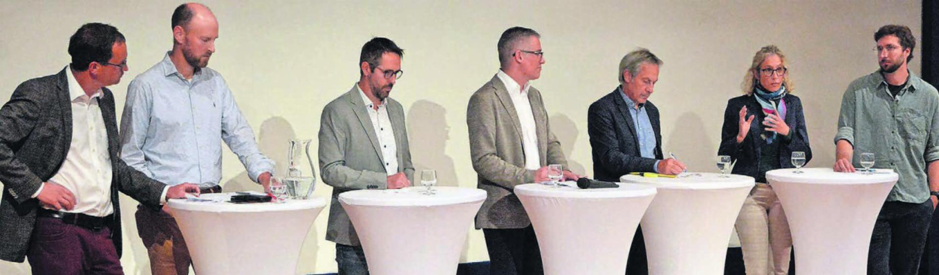 Intensiv wurde politisiert (v. l.): Christoph Hagenbuch (SVP), Martin Arnold (FDP), Ralf Bucher (Mitte), Moderator Fabian Hägler, Martin Brügger (SP), Barbara Portmann (GLP) und Hannes Tobler (Grüne). Bild: Celeste Blanc