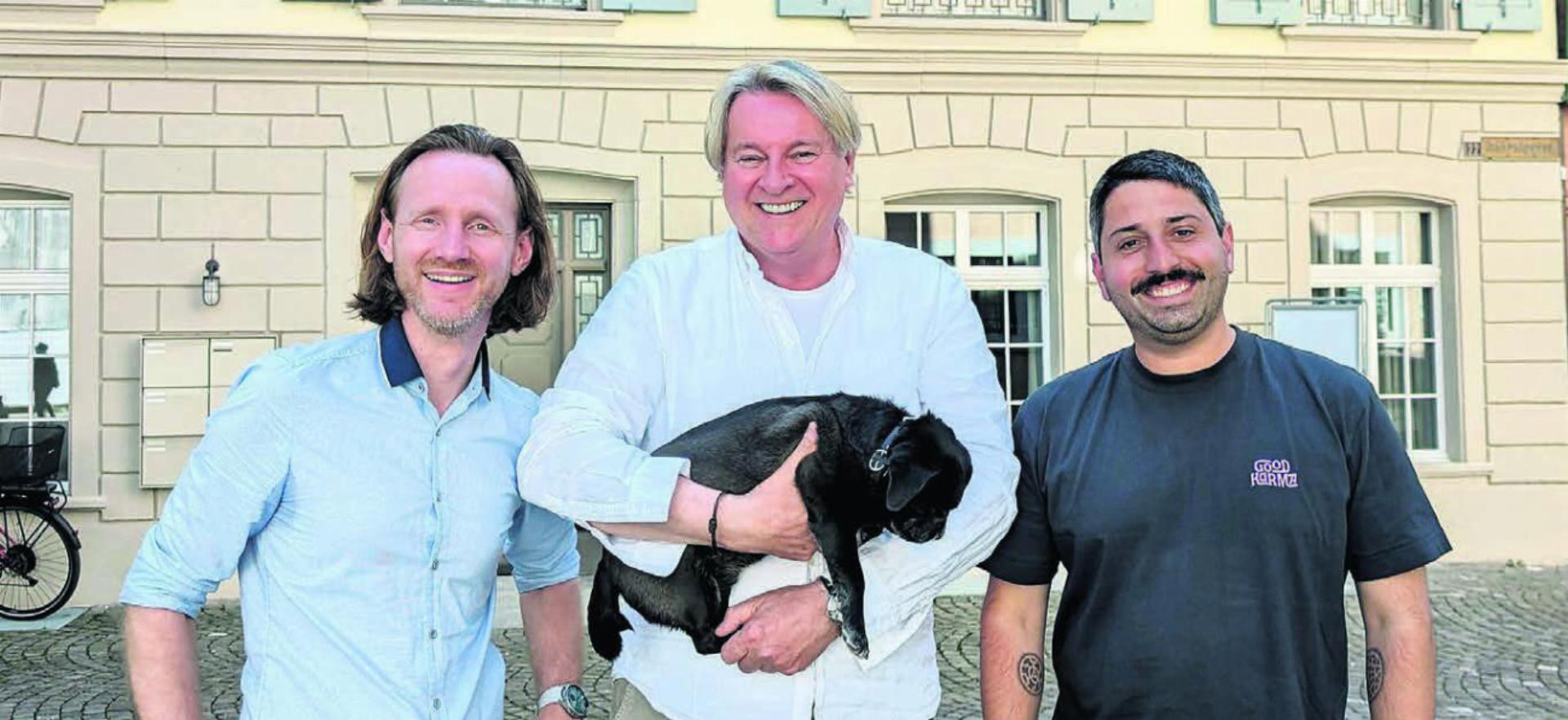 Geben ab sofort Vollgas (v. l.): Der künftige «Stadthof»-Geschäftsführer Bernhard Schuster sowie die Pächter Thomas Krebs (mit Hund Louis) und Federico Freiermuth. Bild: Marco Huwyler