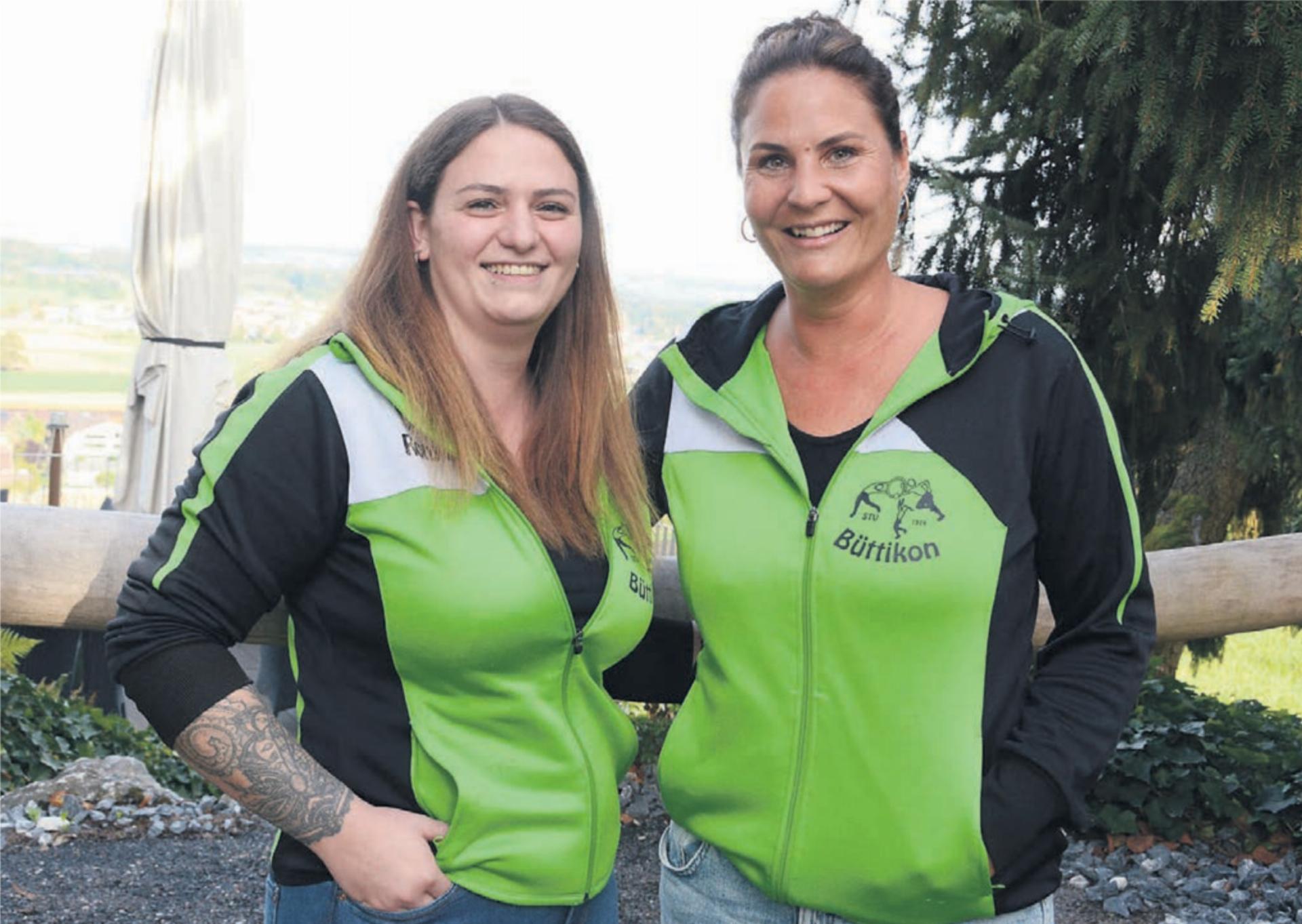 Sie haben die Organisation der Jubiläumsshow in den Händen: Ronya Probst (links) und Michelle Frattini. Beide sind seit frühester Kindheit Mitglied des Turnvereins Büttikon. Bilder: Chregi Hansen / zg