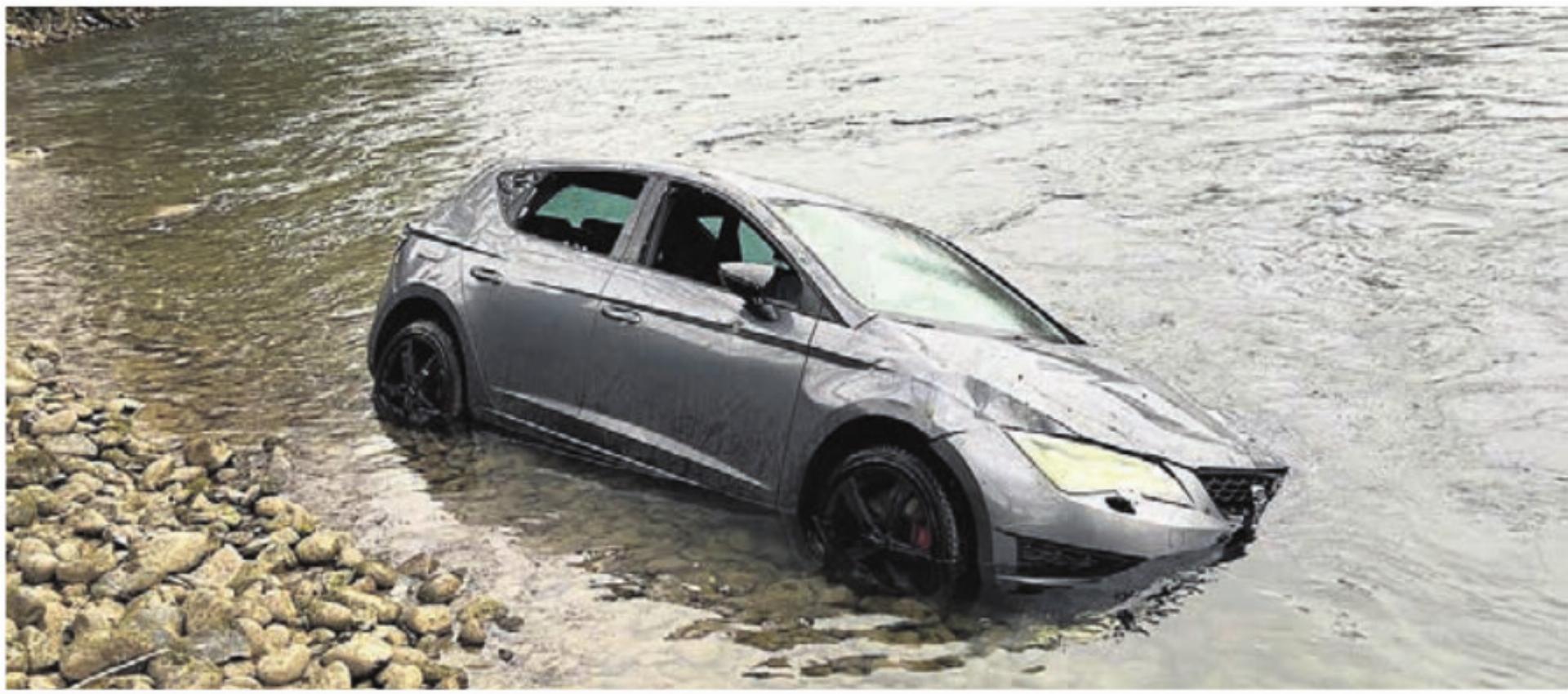 Das Unfallfahrzeug nach dem Sturz in die Reuss. Bild: zg - Das Bild wird blockiert. – Möglicherweise durch einen aktiven Adblocker.