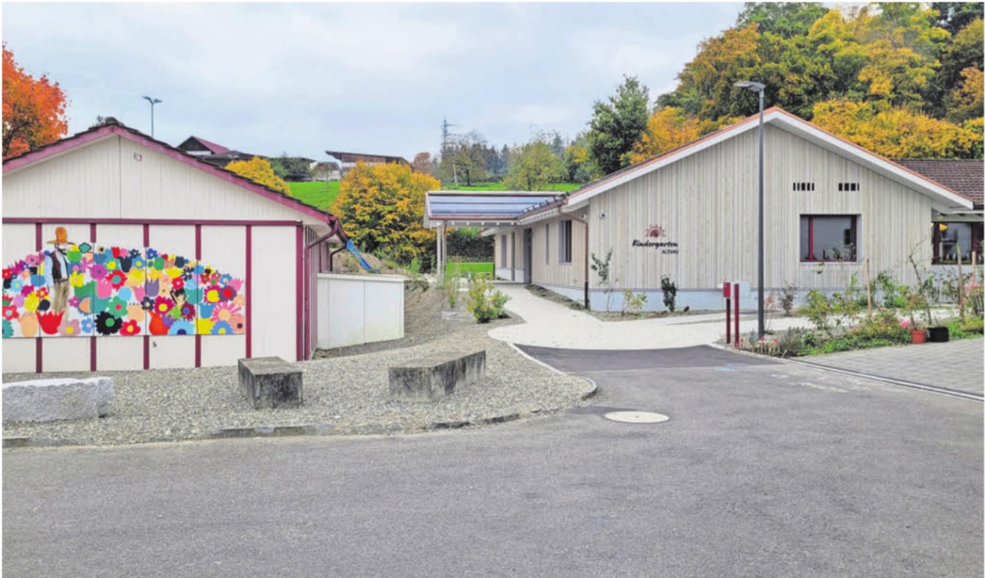 Nach dem Ausbau und der Sanierung des Kindergartens Althau (rechts) wird der Pavillon Riedmatte (links) nicht mehr benötigt. Das einst als Provisorium gedachte Gebäude wird nach über 50 Jahren abgerissen. Bild: Chregi Hansen - Das Bild wird blockiert. – Möglicherweise durch einen aktiven Adblocker.