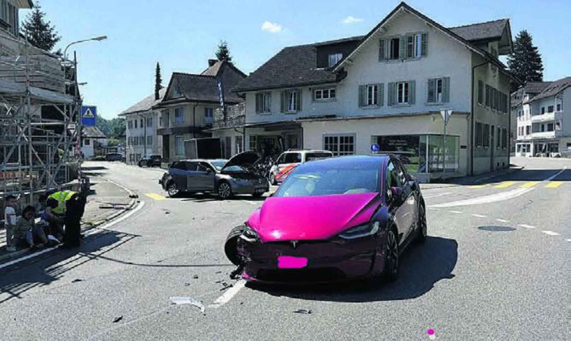 Der erste der beiden Unfälle ereignete sich am Samstagmorgen mitten im Dorf. Dabei wurden beide Lenker leicht verletzt. Bilder: pz
