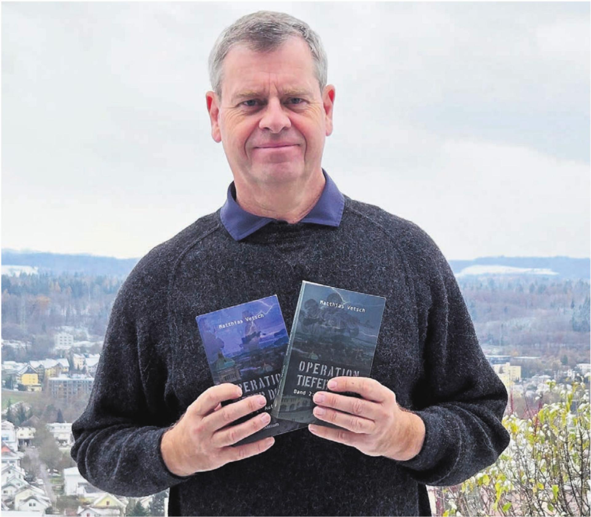 Matthias Vetsch freut sich, dass seine beiden Romane so guten Anklang finden. Bild: zg - Das Bild wird blockiert. – Möglicherweise durch einen aktiven Adblocker.