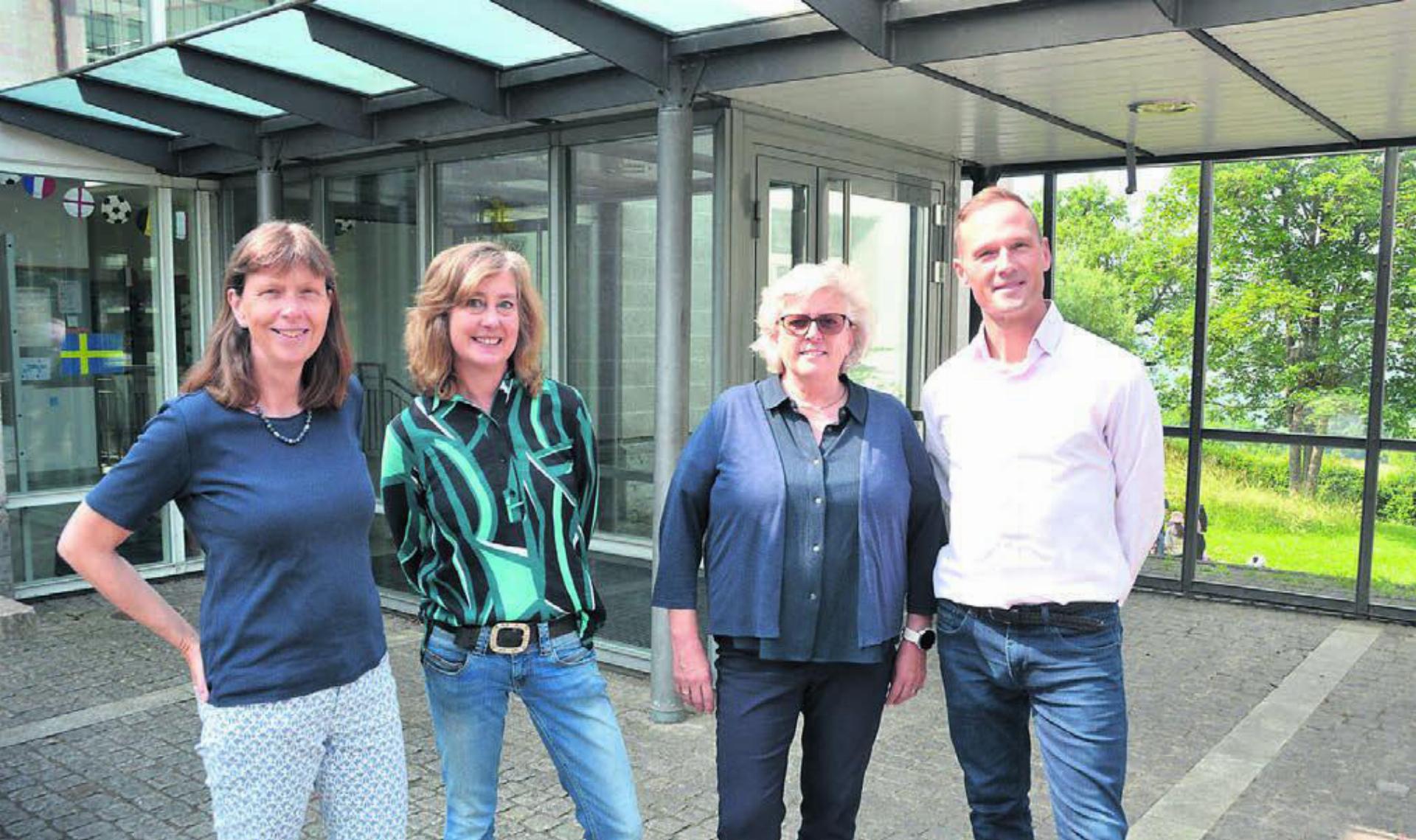 Schulleiterin Bernadette Fuchs (2. v. r.) geht in Pension. Ihre Nachfolgerin ist Jeanette Egli (2. v. l.). Sie wird künftig mit Schulleiterin Susanne Merki und Gemeinderat Patrick Stangl zusammenarbeiten. Bild: Roger Wetli