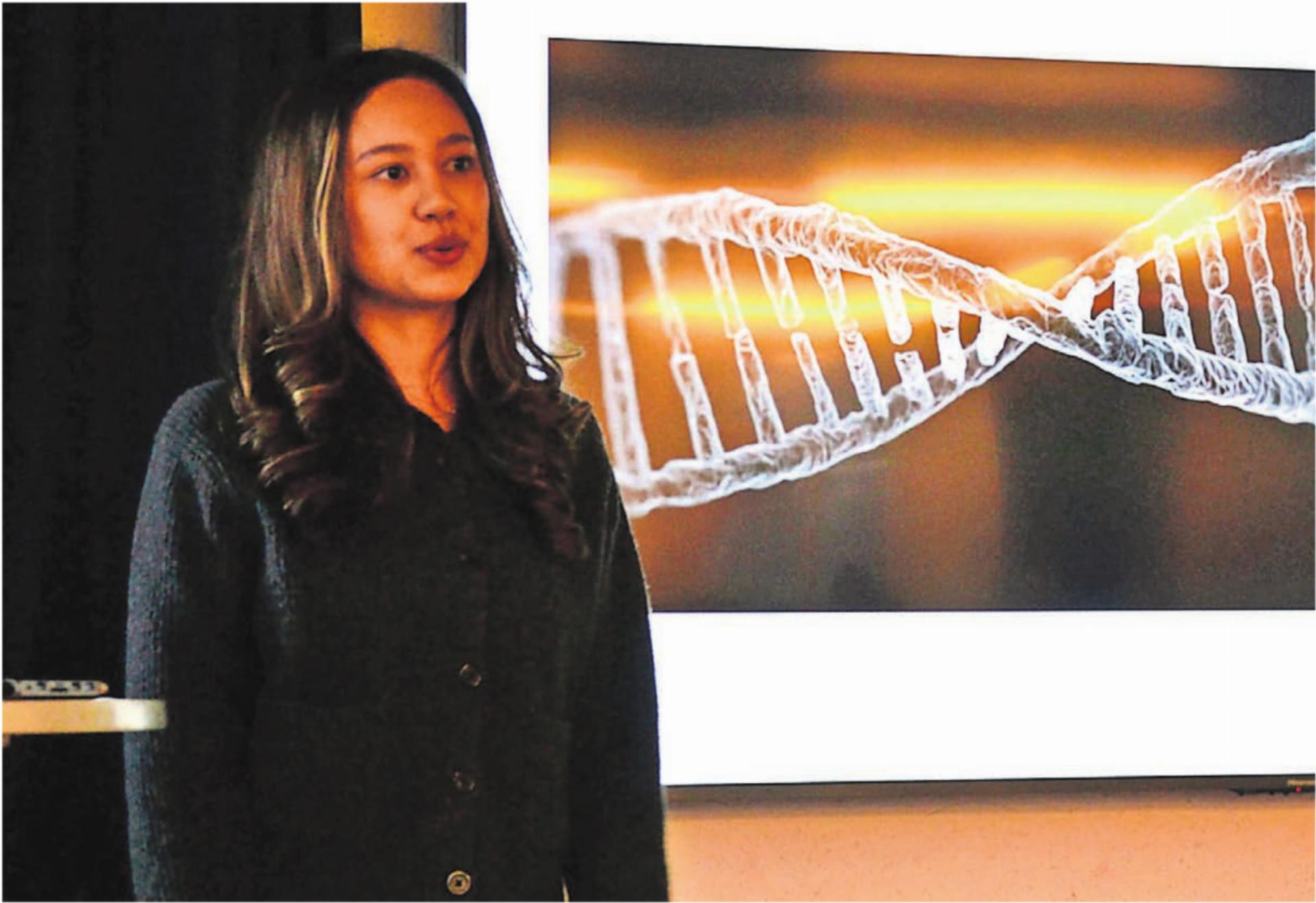 Melia Casutt gab Einblick in die faszinierende Welt der DNA.
Bild: Albert Schumacher - Das Bild wird blockiert. – Möglicherweise durch einen aktiven Adblocker.