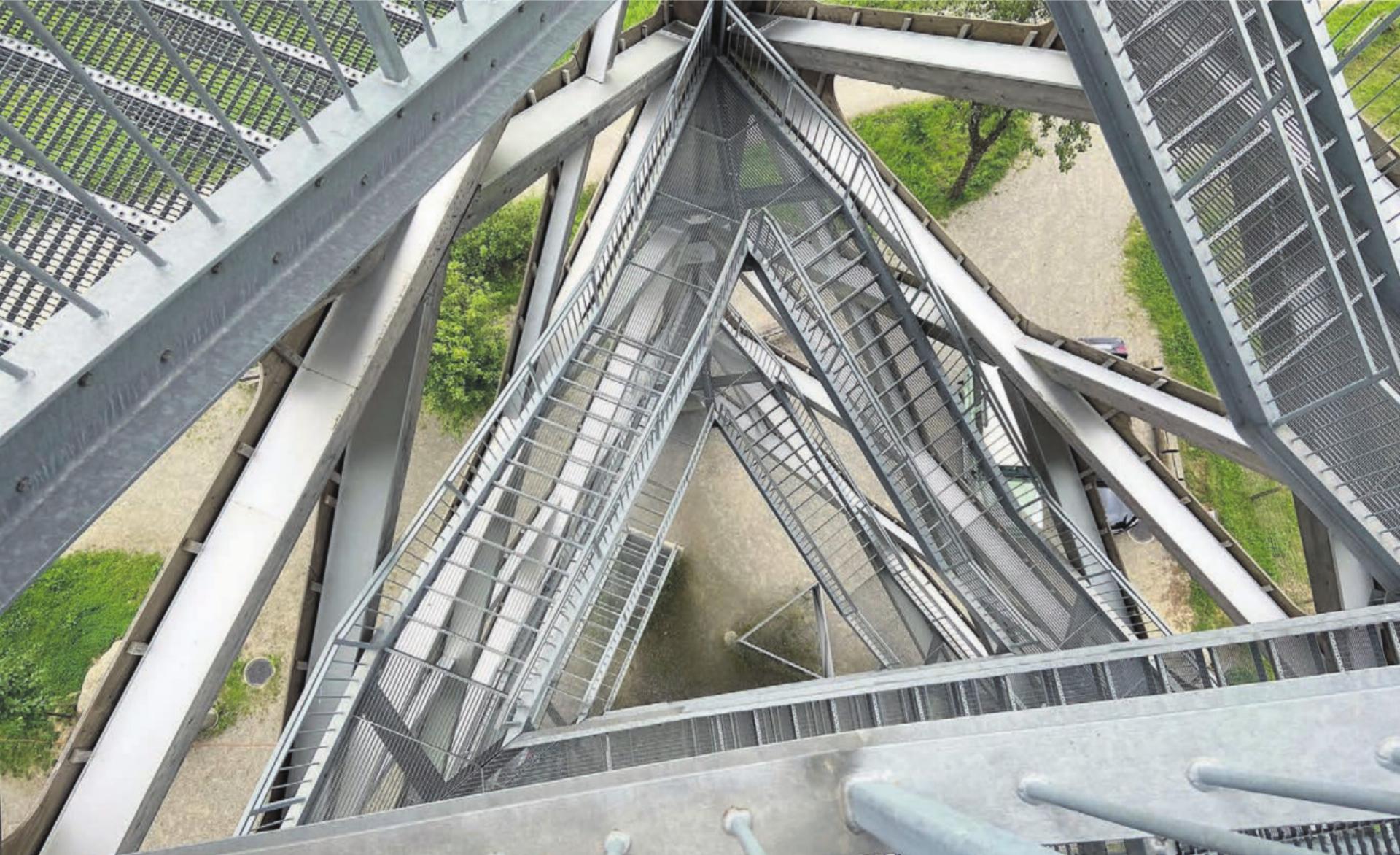 Faszinierender Blick nach unten. Die Treppenelemente bestehen aus Stahl, der Rest aus Schweizer Holz. Er wurde 2021 erbaut und bildet den Höhepunkt im Naherholungsgebiet Hasenberg, einem beliebten Ausflugsziel für die ganze Region. Der Aufstieg ist für Besucher gratis. Bild: Sabrina Salm