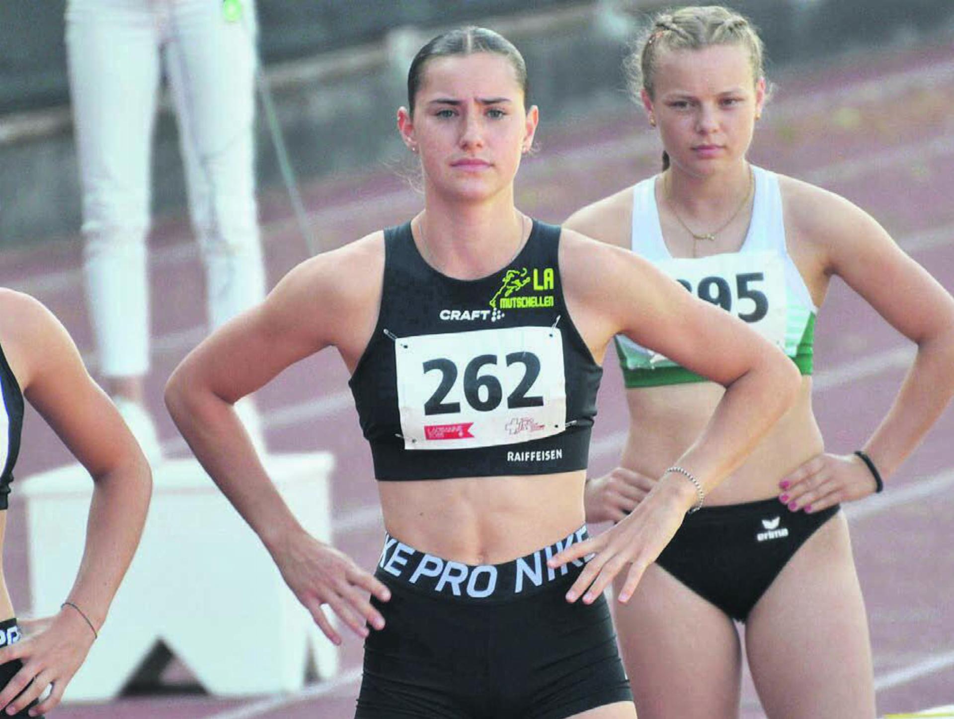 Spitzenathletin im Tenue der LA Mutschellen. Norina Hug ist Mitglied des Vereins von der Burkertsmatt. An den EYOF in Skopje wird die Kellerämterin voller Stolz das Schweizerkreuz auf dem Trikot tragen. Bild: zg