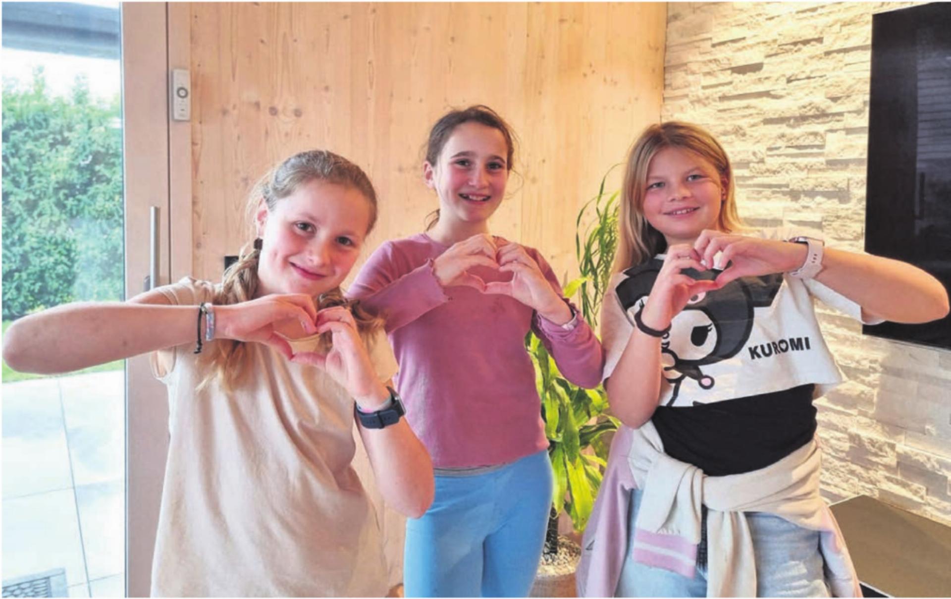 Maja und Lena Link und Lia Huber (v. l.) mit dem Herz für Kinder. Aber auch für die Besucher ihrer Aufführung. Bild: Verena Anna Wigger - Das Bild wird blockiert. – Möglicherweise durch einen aktiven Adblocker.