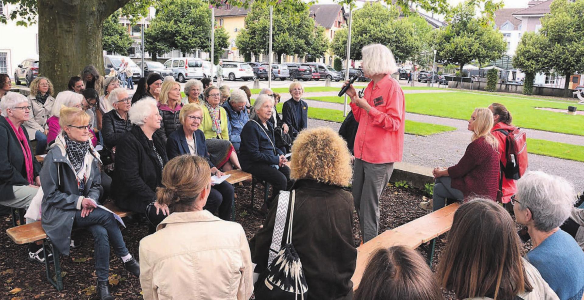 Brigitte Bürgin (Mitte, mit Mikrofon) moderierte den Austausch auf dem Dorfplatz. Bild: vaw