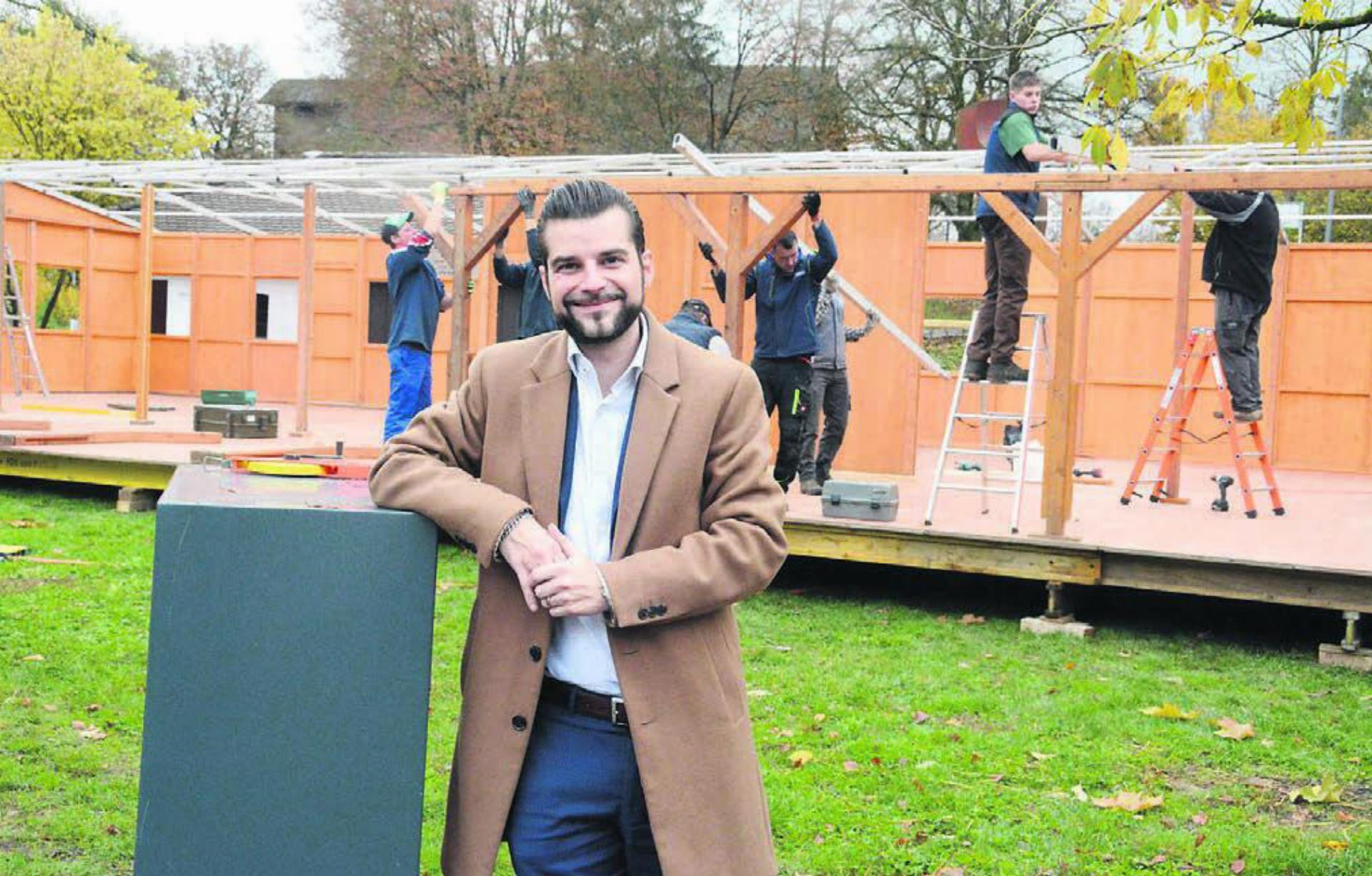 Andreas Grossmann, Leiter der Hotellerie im Reusspark, zeigt sich beeindruckt, wie schnell das Chalet aufgebaut wird. Hier können bereits ab 1. Dezember Gäste empfangen werden. Bild: Chregi Hansen