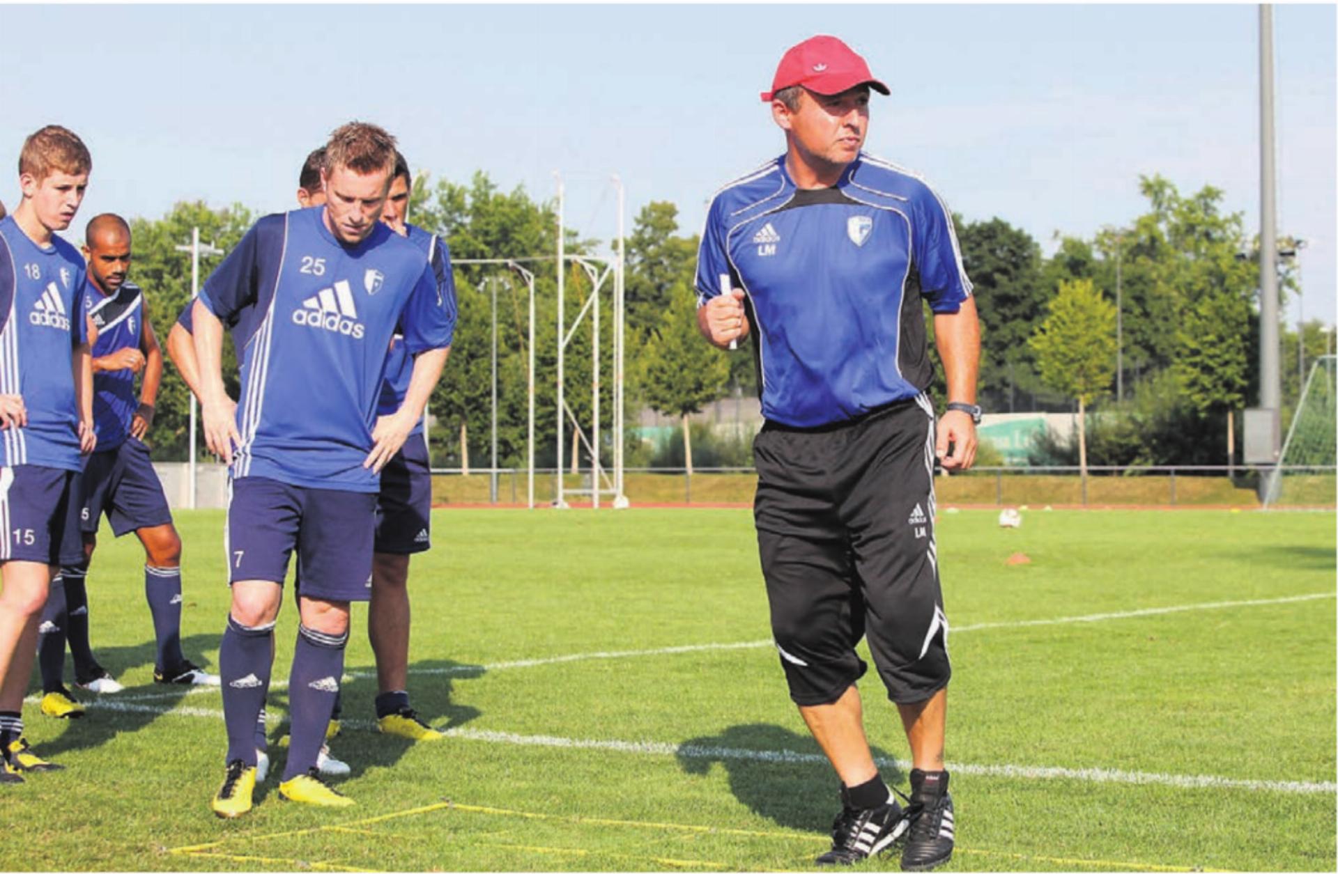 So sah das Ganze vor 16 Jahren im Training des FC Wohlen aus. Lothar Mayer (rechts) gibt als Konditionstrainer den Ton an. Die Spieler (von links: Nico Stadelmann, der heutige FCW-Trainer Piu, Alain Schultz) hören zu und setzen um. Bilder: Archiv / zg - Das Bild wird blockiert. – Möglicherweise durch einen aktiven Adblocker.