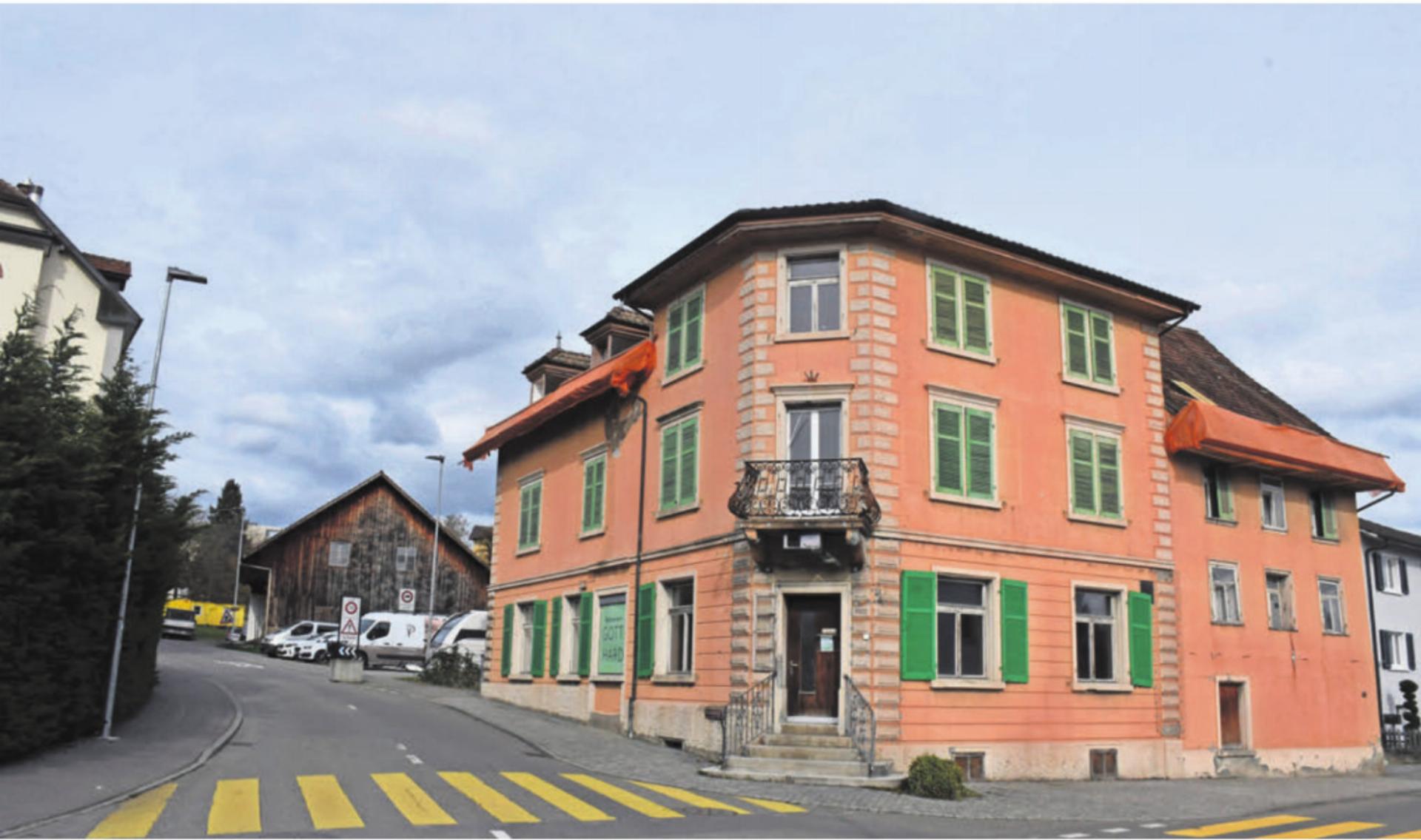 Die Liegenschaft «Gotthard» und die Holzliegenschaft (hinten links) sollen abgerissen werden und dem Projekt «Pilatusstrasse Ost» Platz machen. Bilder: Archiv/dm/pd - Das Bild wird blockiert. – Möglicherweise durch einen aktiven Adblocker.