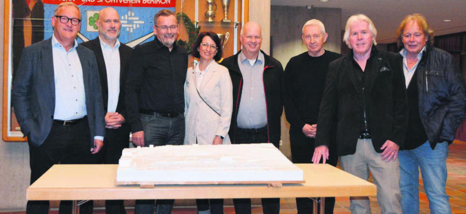 Drei Jahre arbeitete die Arbeitsgruppe an der Machbarkeitsstudie. Die Ergebnisse haben sie nun vorgestellt: (v. l.): Harald Kannewischer (Berater), Patrik Luther (Rudolfstetten), Beat Suter (Widen), Petra Oggenfuss (Berikon), Robert Sutter (Projektleiter), Rolf Mühlethaler (Architekt), Urs Schweizer und Fritz Luchsinger (IG Hallenbad). Bild: Sabrina Salm