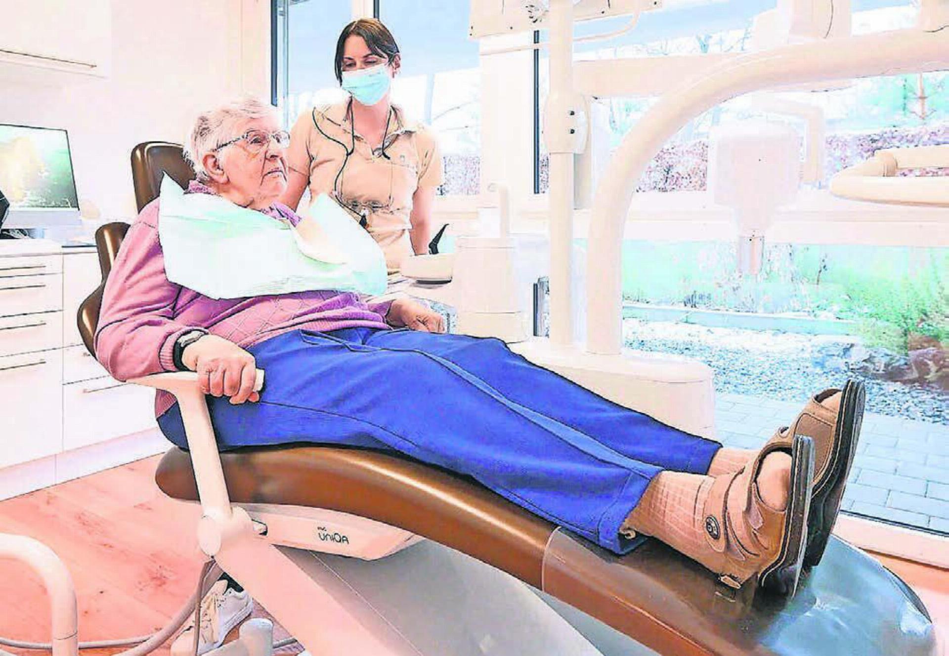 Besonders für die Bewohnerinnen und Bewohner der Bünzpark-Pflegewohngruppe ist die Nähe zur Zahnarztpraxis von Vorteil. - Das Bild wird blockiert. – Möglicherweise durch einen aktiven Adblocker.