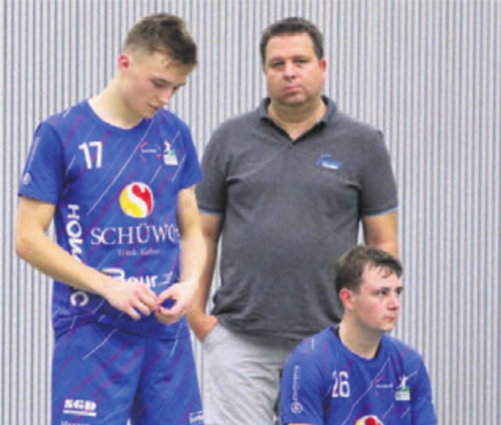 Lange Gesichter bei den Freiämtern. Von links: Julius Behrendt, Co-Trainer Oliver Waeckerlin und Joel Borioli. Bild: jg