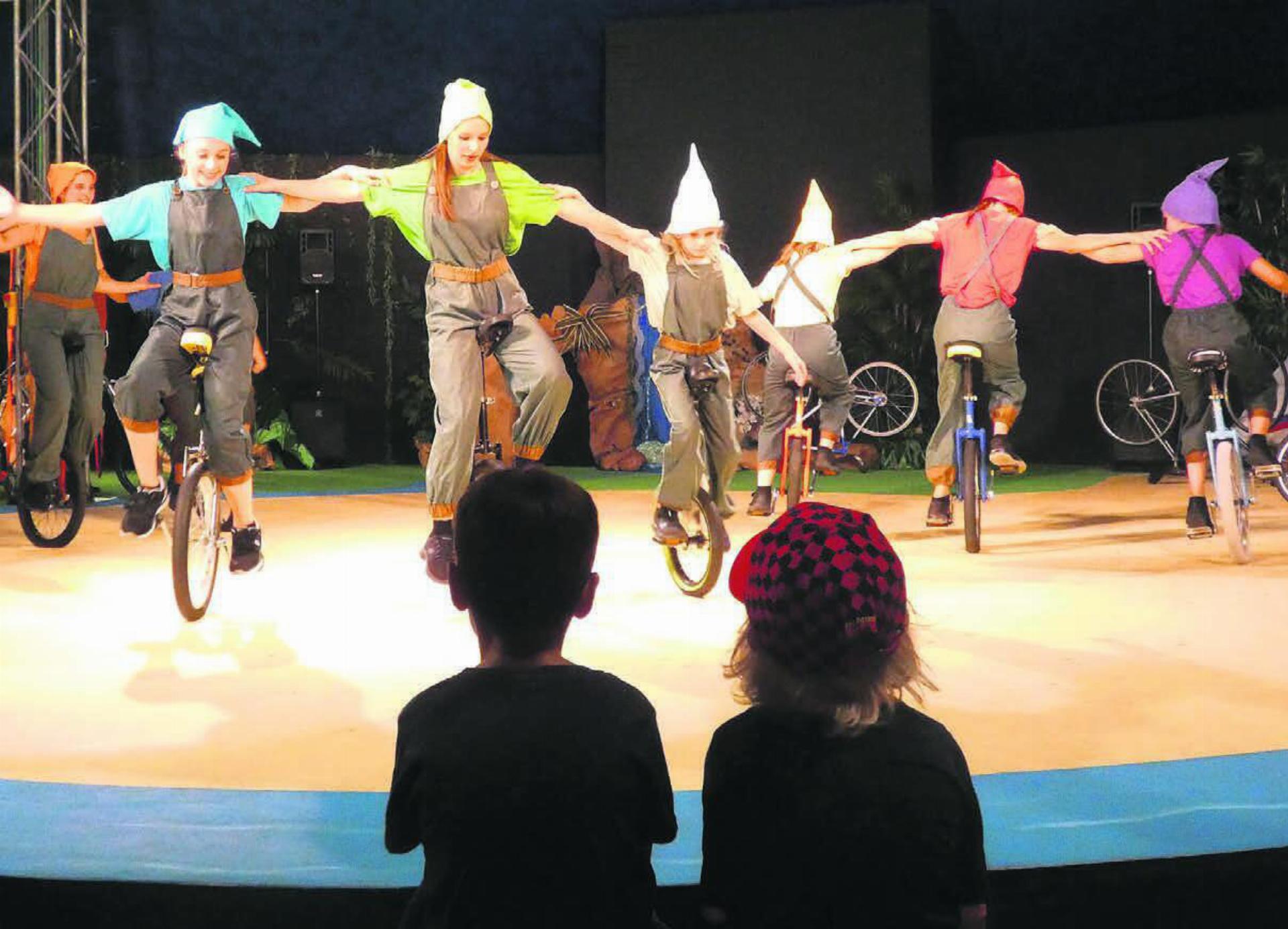 Eine Gruppe farbenfroher Zwerge bespielt die Insel. 
Bilder: Gianna Schläpfer