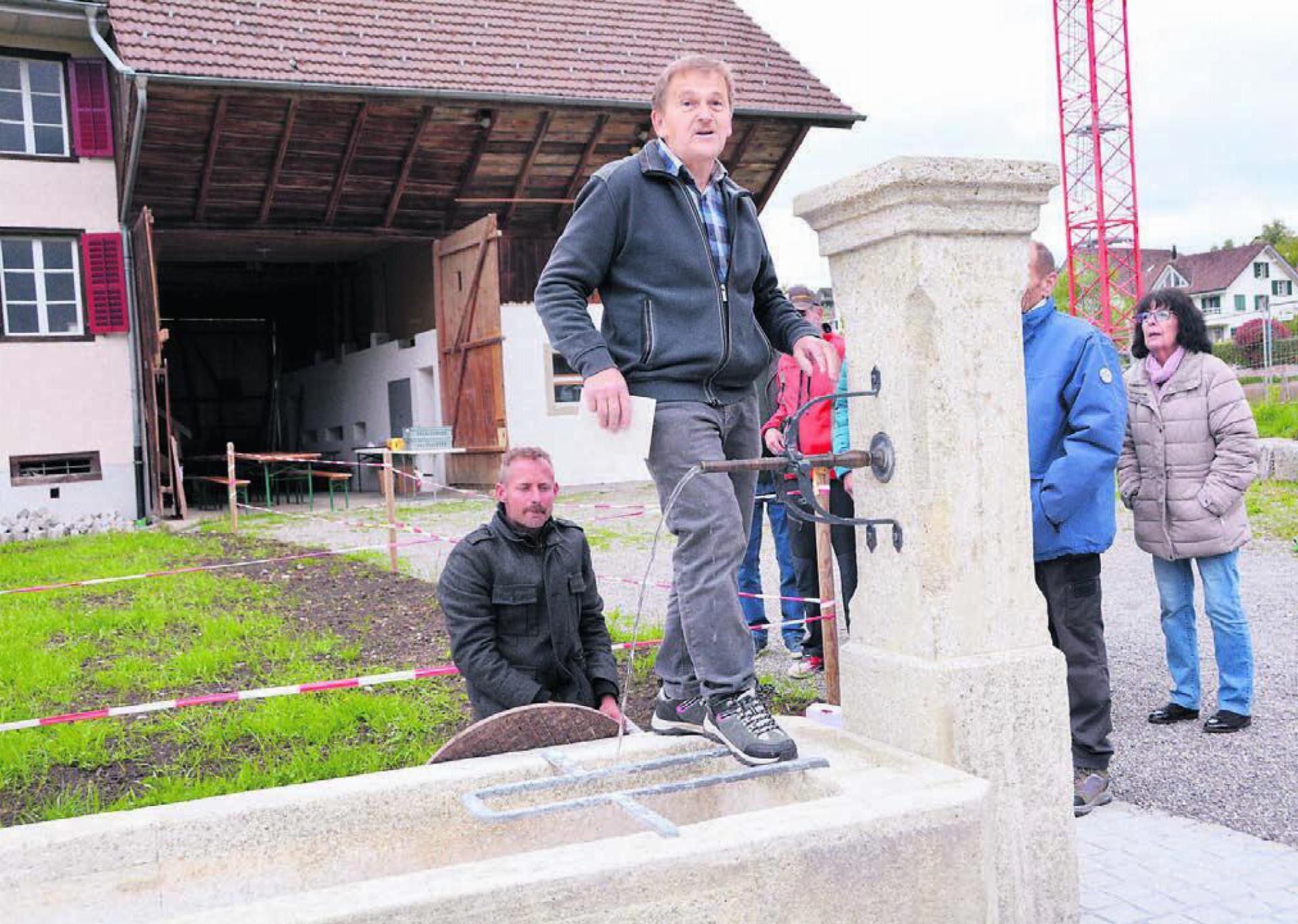 Ein Brunnen erhält nicht jeden Tag einen neuen Standort. Dafür braucht es viel Arbeit. «Doch es hat sich gelohnt», sagt Peter Villiger (auf dem Brunnen), Präsident des Vereins Kulturgeschichte Oberwil-Lieli. Bilder: Sabrina Salm