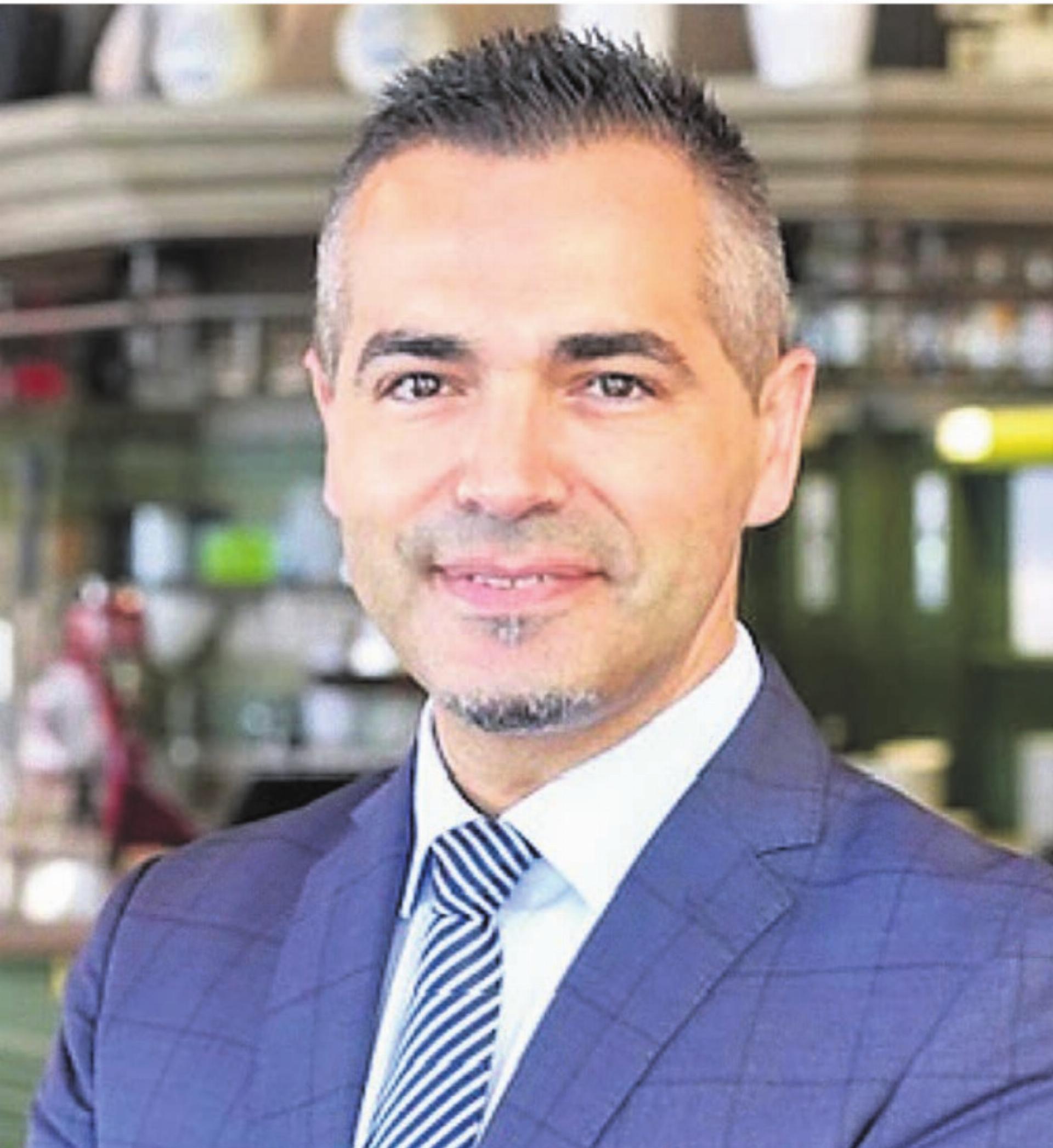 Alcides de Sousa freut sich darauf, seine Gäste im «neuen Testarossa» begrüssen zu dürfen. Bild: zg - Das Bild wird blockiert. – Möglicherweise durch einen aktiven Adblocker.