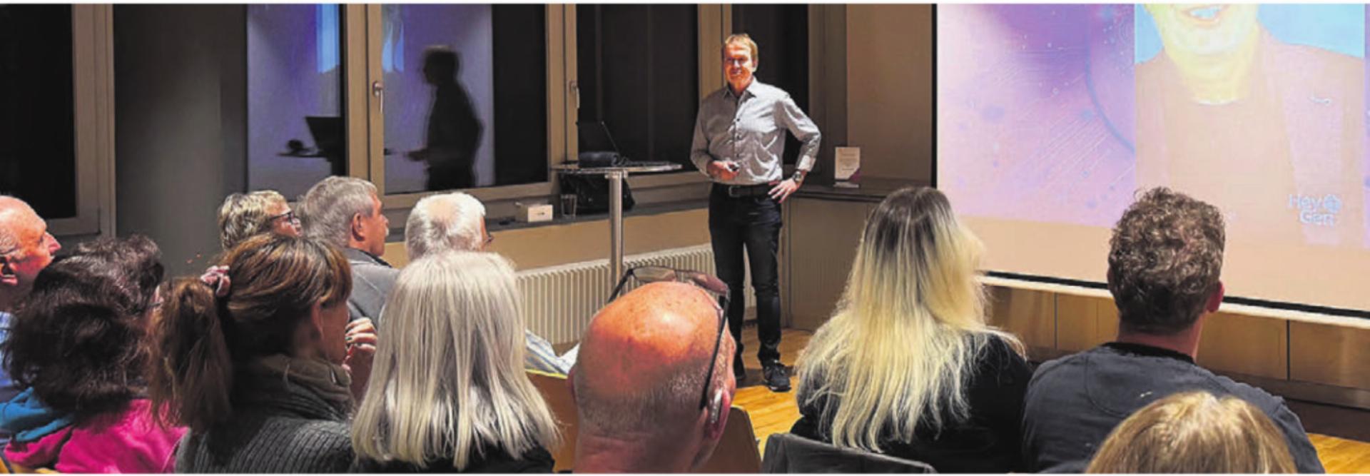 Fachexperte Daniel Renggli referierte über künstliche Intelligenz. Bild: zg - Das Bild wird blockiert. – Möglicherweise durch einen aktiven Adblocker.