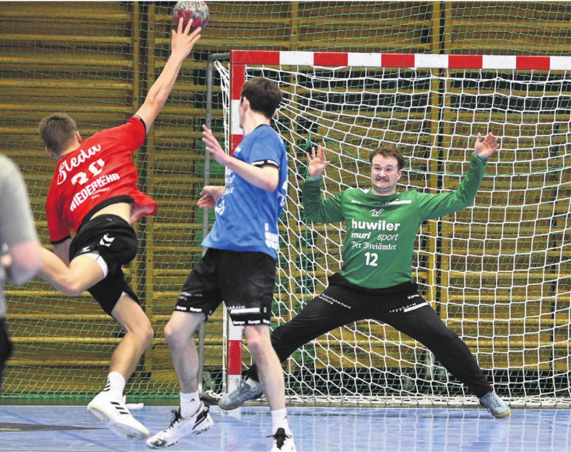 Im Tor gehört Ivo Rütimann zu den besten Goalies der gesamten 1. Liga. Der TV Muri will mit den vielen Fans im Rücken nun für einen fulminanten Saisonendspurt sorgen.
Bild: Alexander Wagner - Das Bild wird blockiert. – Möglicherweise durch einen aktiven Adblocker.