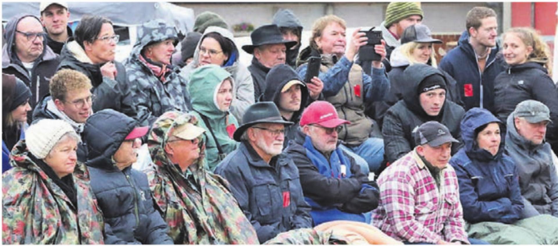 Die Zuschauer mussten sich am Nachmittag dick einpacken. - Das Bild wird blockiert. – Möglicherweise durch einen aktiven Adblocker.