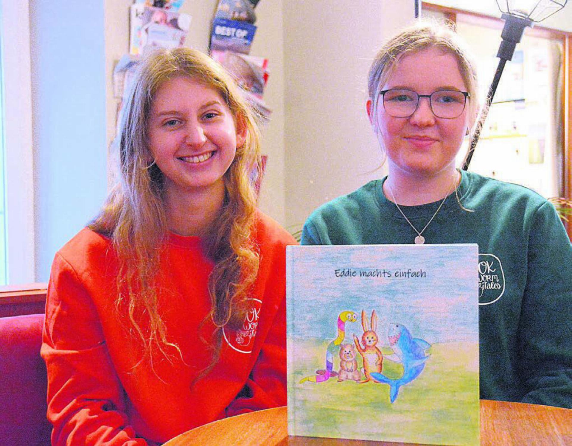 Gina Weber (links) und Eva Ann Krummenacher sind stolz auf ihr Produkt, das sie mit ihrem Unternehmen «Bookworm-Tales» realisiert haben. «Da drin steckt viel Arbeit – und der Wunsch, etwas im Positiven zu verändern», so Gina Weber. Bild: Celeste Blanc